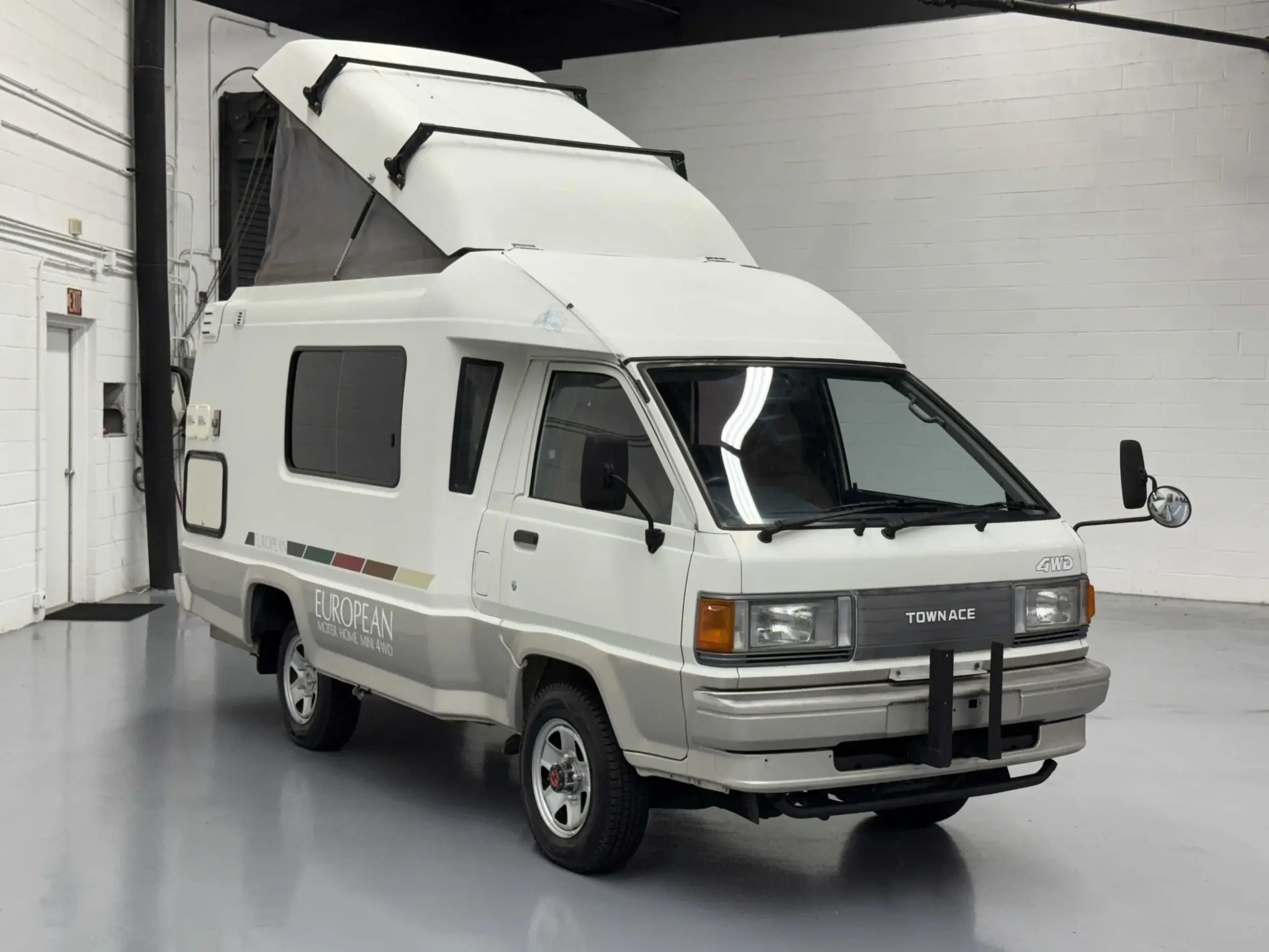1992 Toyota TownAce Pop-Top Camper
