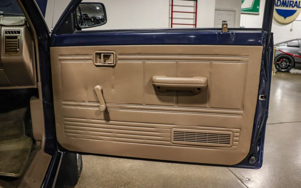 Sold: 1990 Mazda B2600i