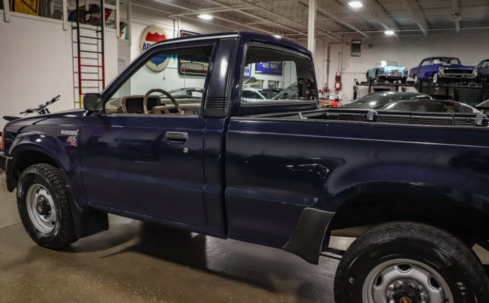 Sold: 1990 Mazda B2600i - 5