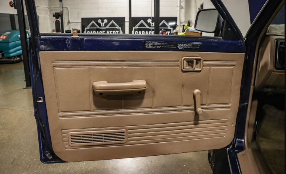 Sold: 1990 Mazda B2600i