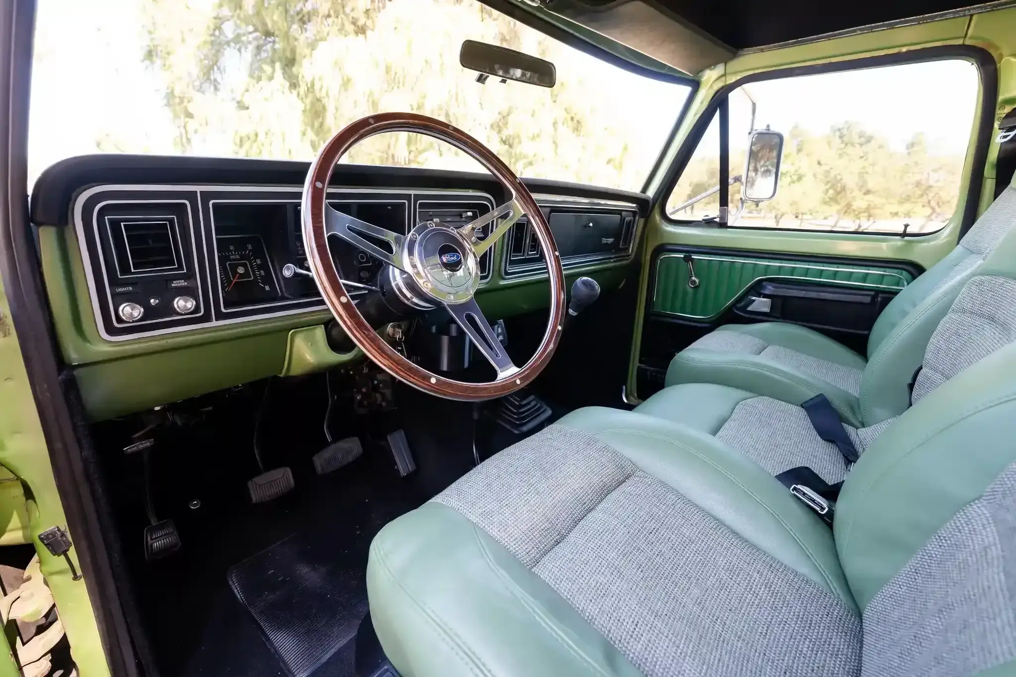 7.3L Turbo Diesel-Powered 1975 Ford F-250 4×4