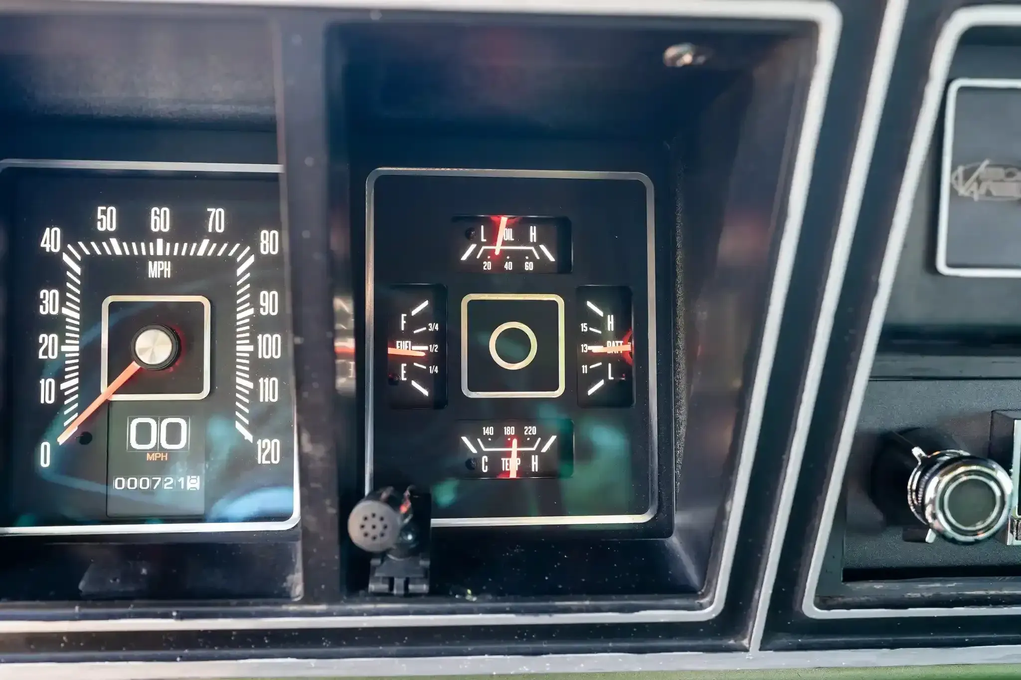 7.3L Turbo Diesel-Powered 1975 Ford F-250 4×4