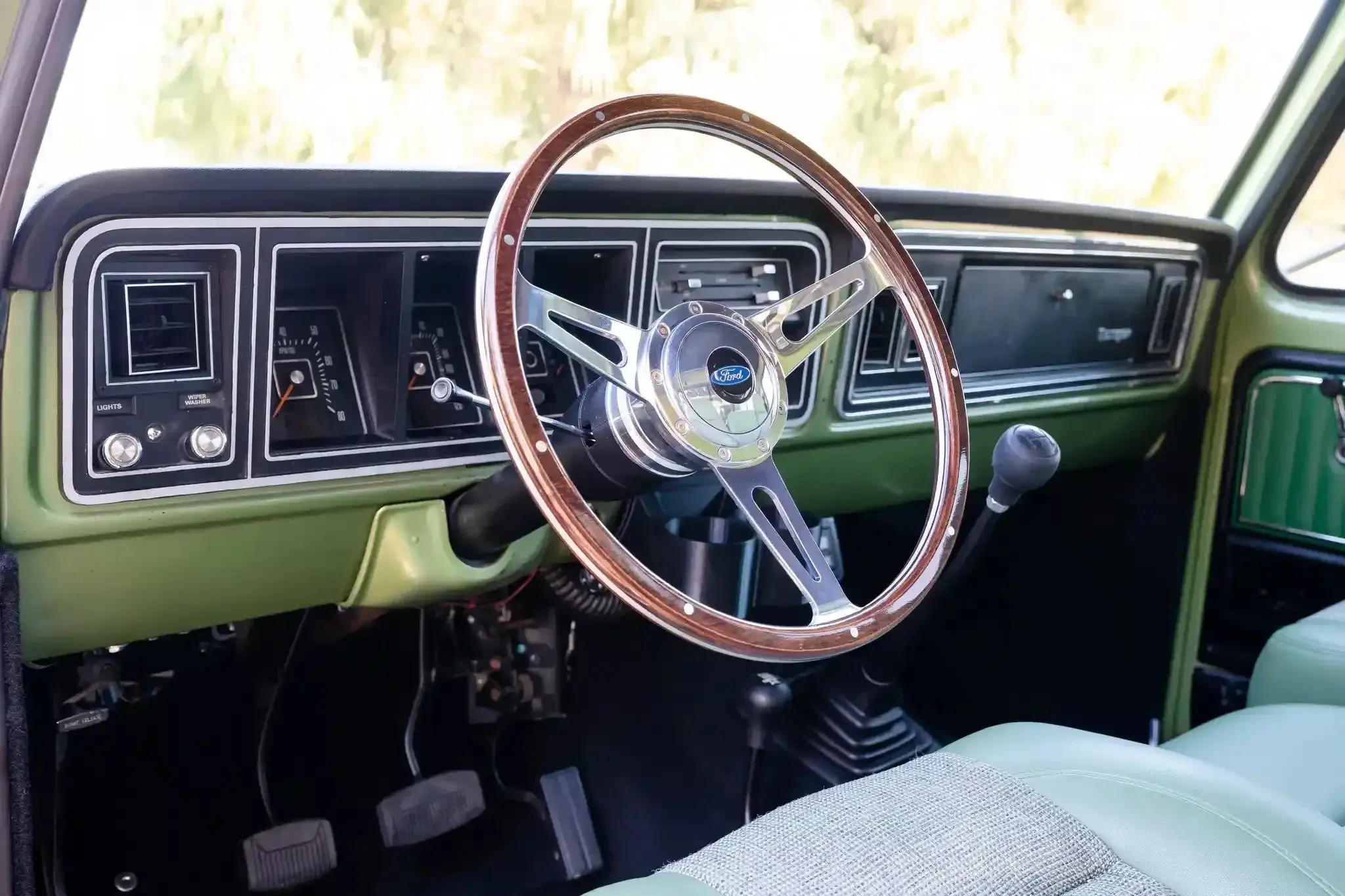 7.3L Turbo Diesel-Powered 1975 Ford F-250 4×4