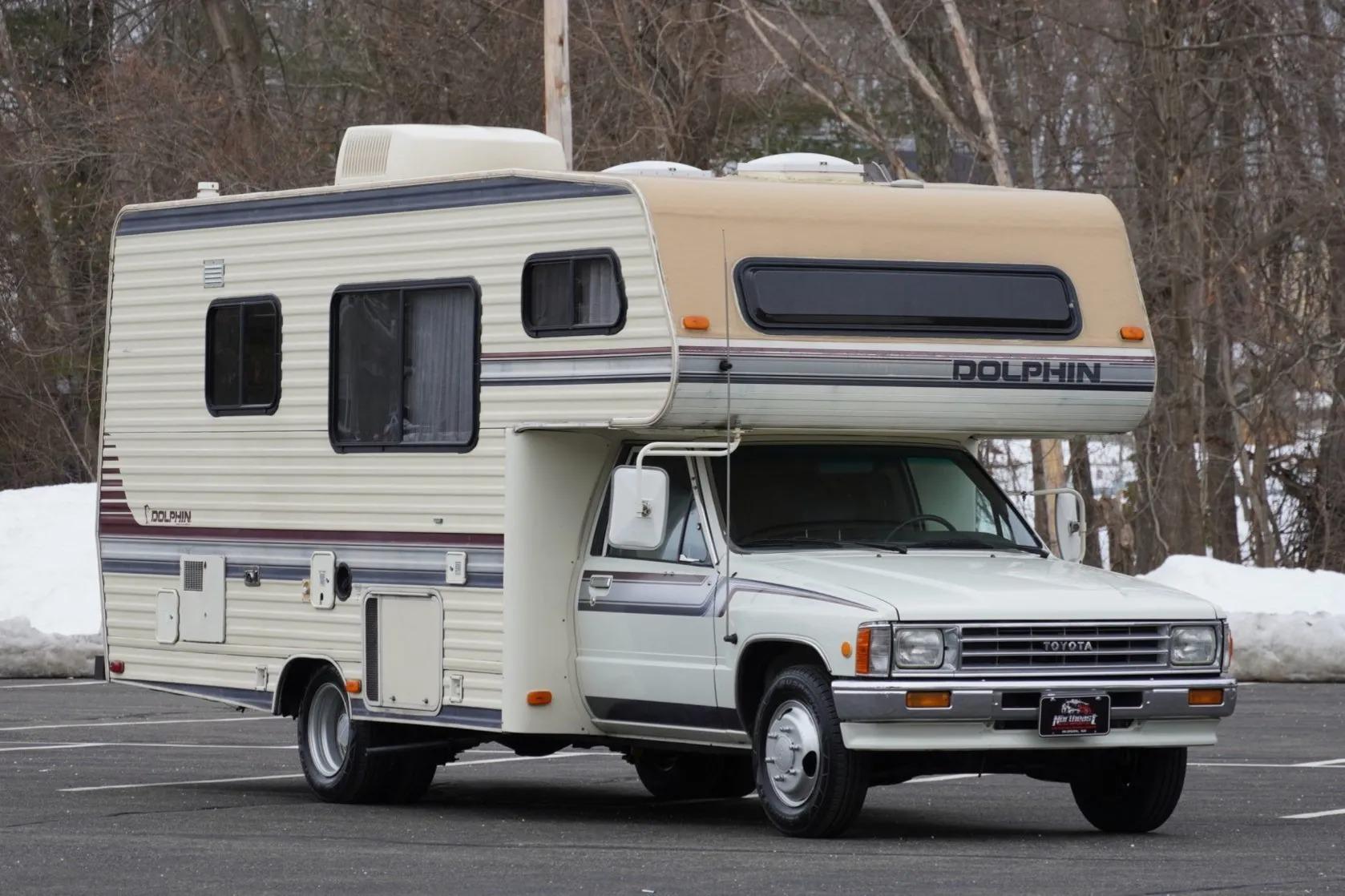 1991 Toyota Hilux Dolphin Camper