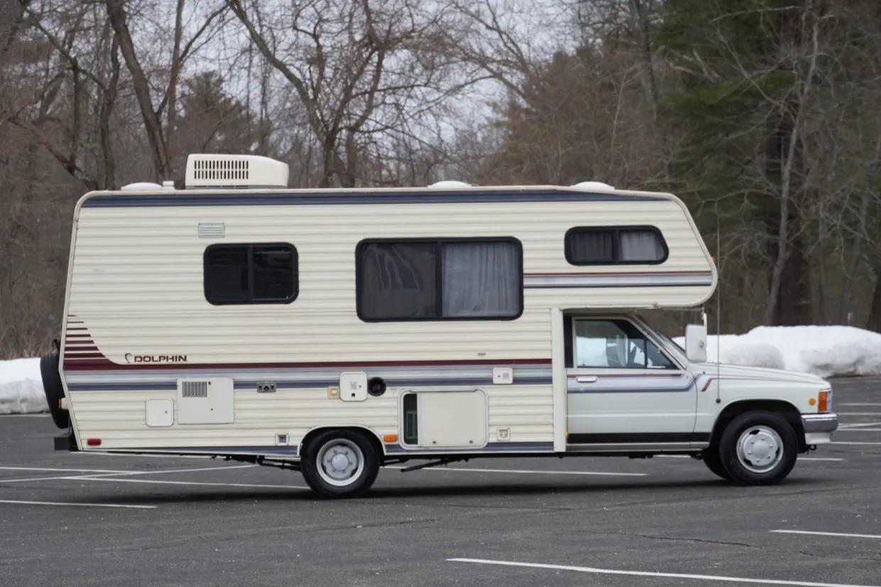 1991 Toyota Hilux Dolphin Camper