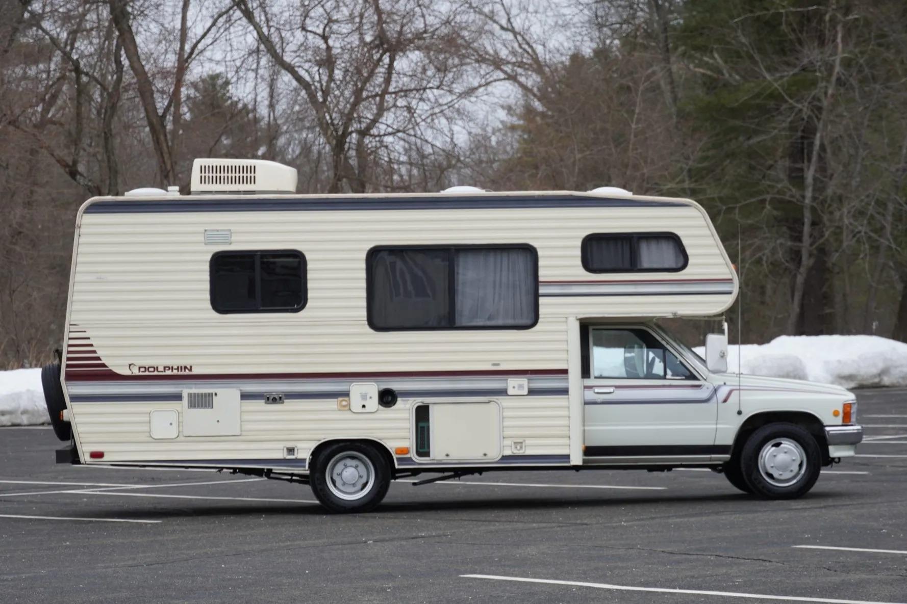 1991 Toyota Hilux Dolphin Camper