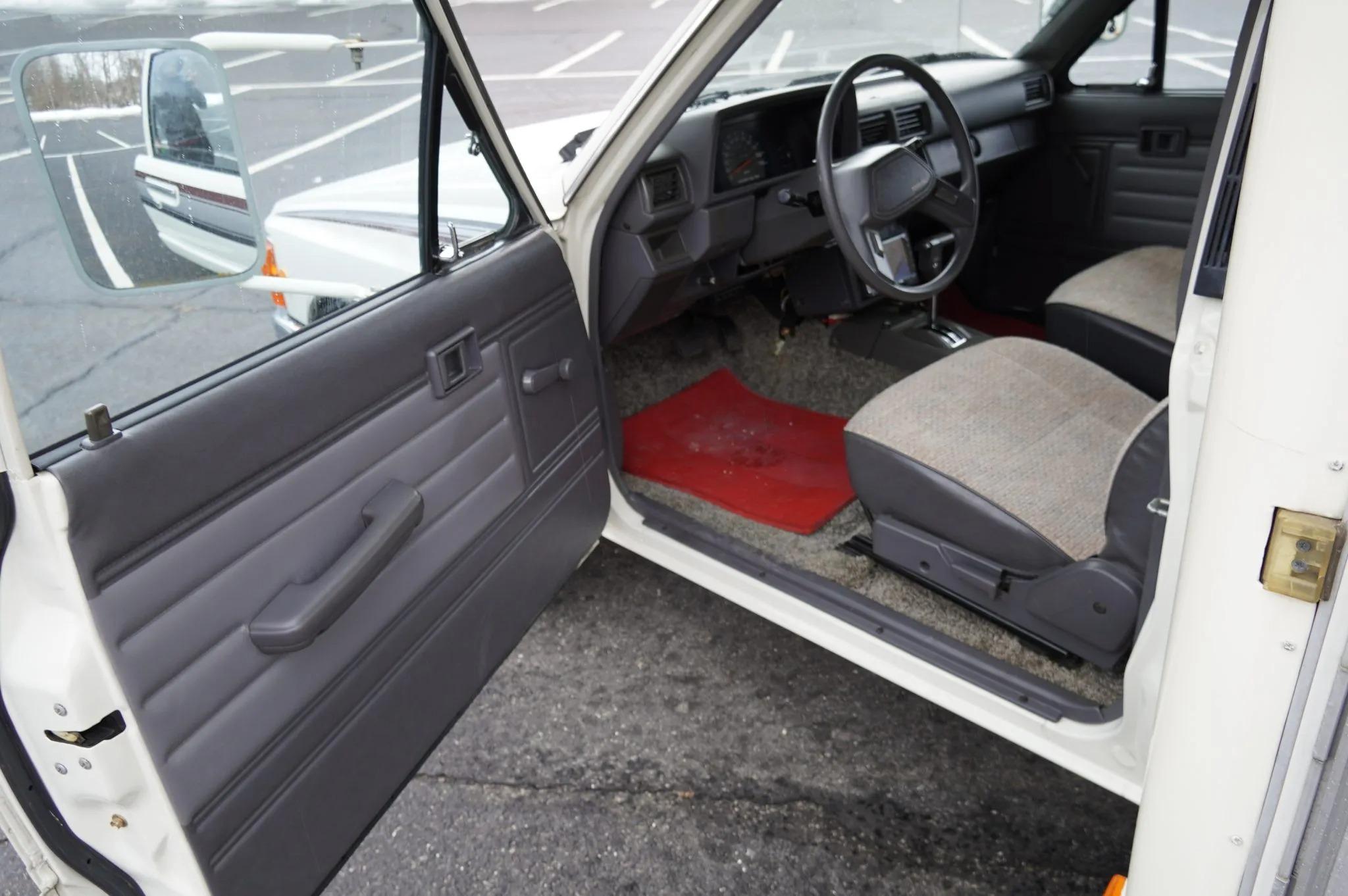 1991 Toyota Hilux Dolphin Camper - 3
