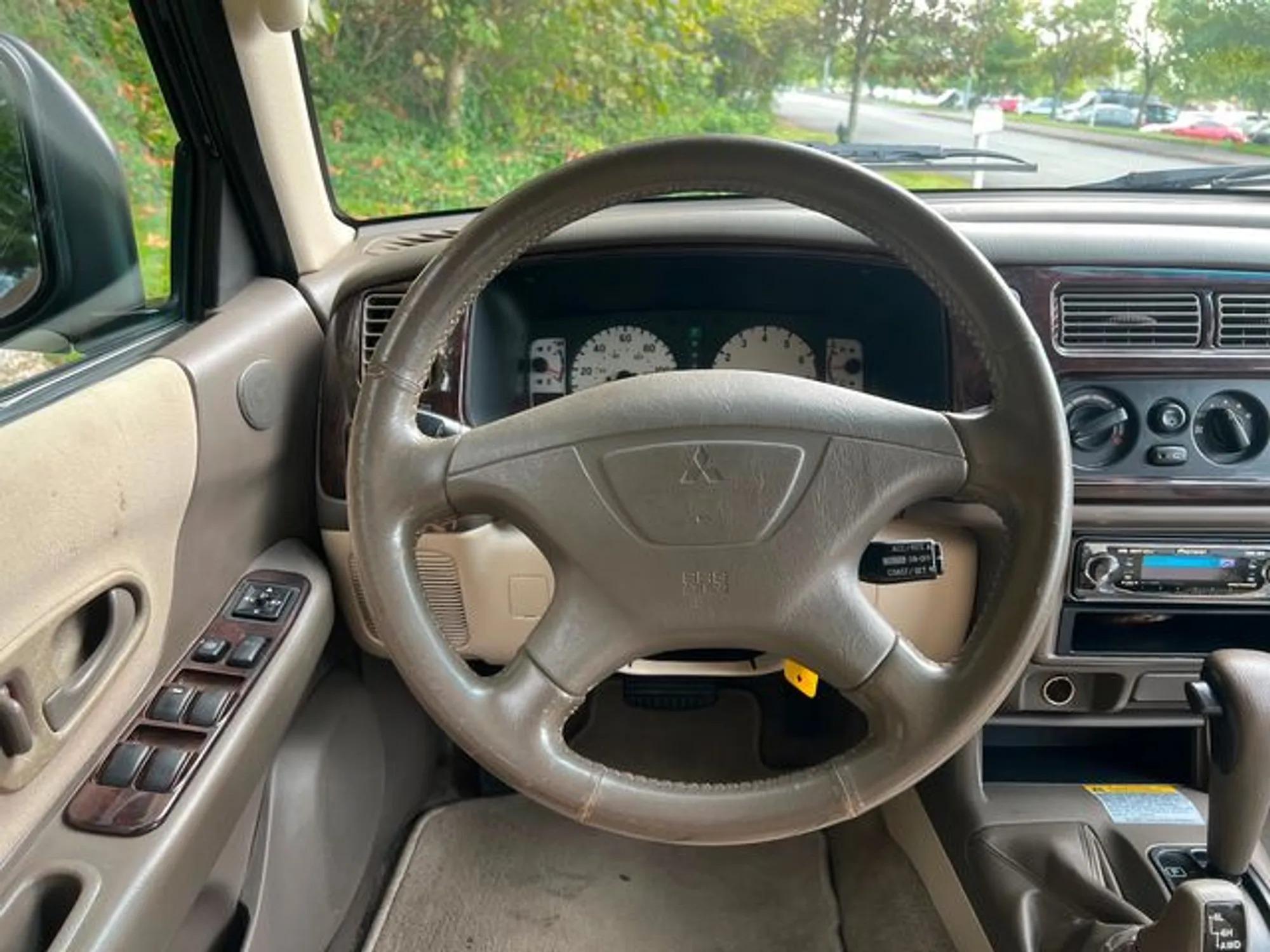 2004 Mitsubishi Montero Sport XLS