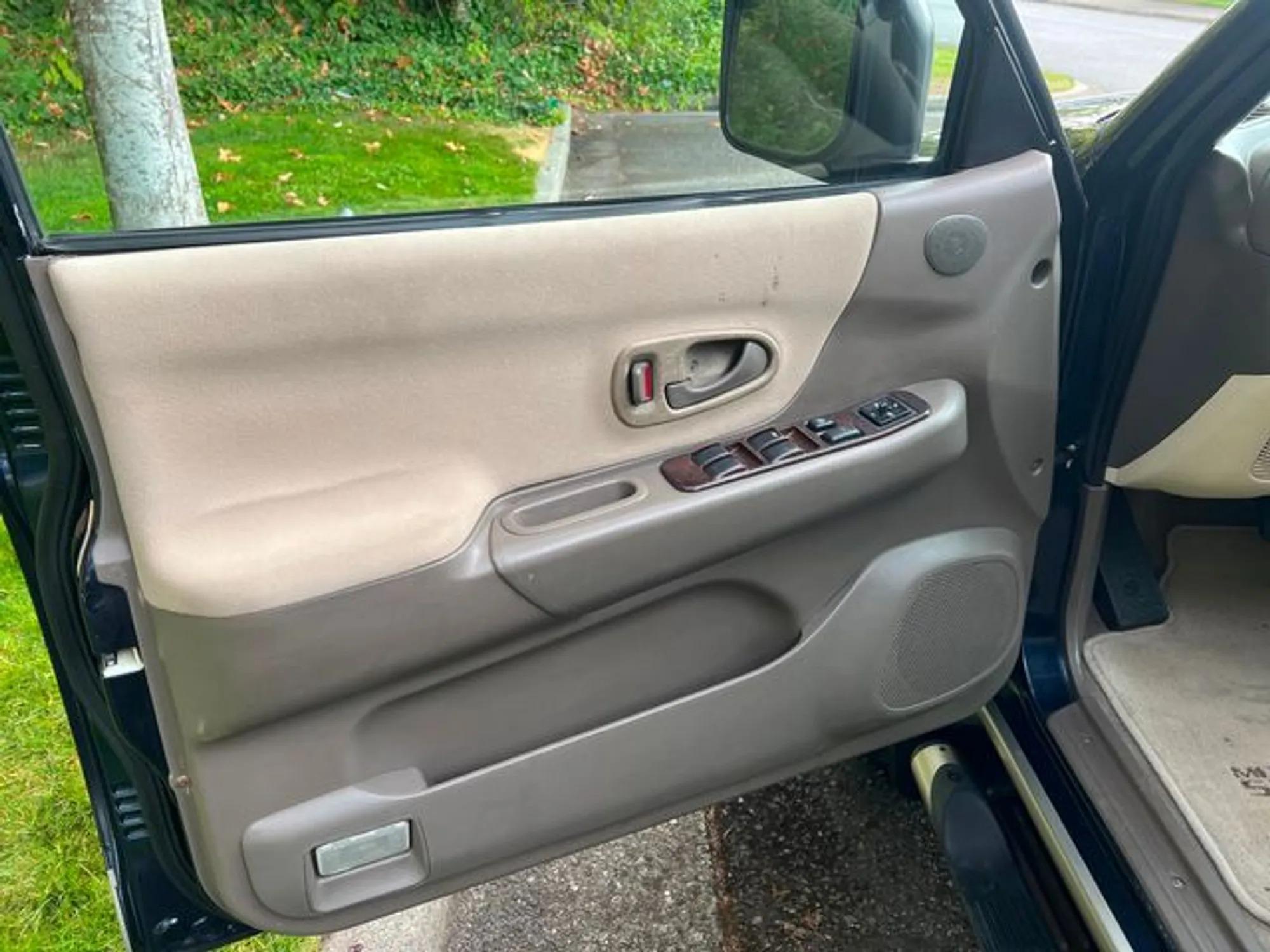 2004 Mitsubishi Montero Sport XLS