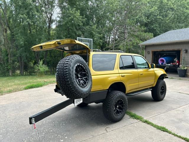 Modified V8-Powered 2000 Toyota 4Runner SR5