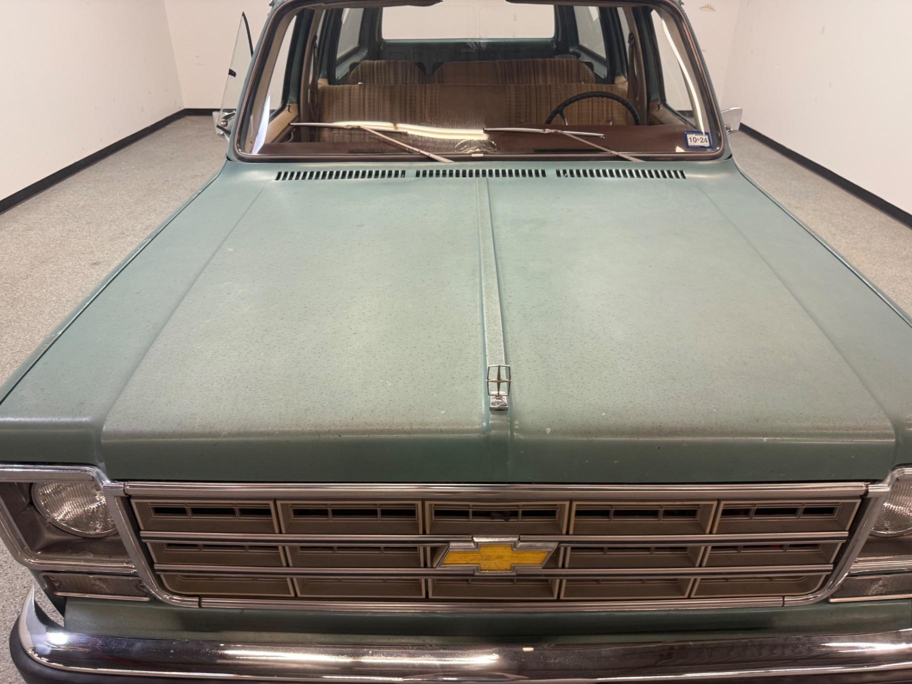1977 Chevrolet Suburban Silverado - 3