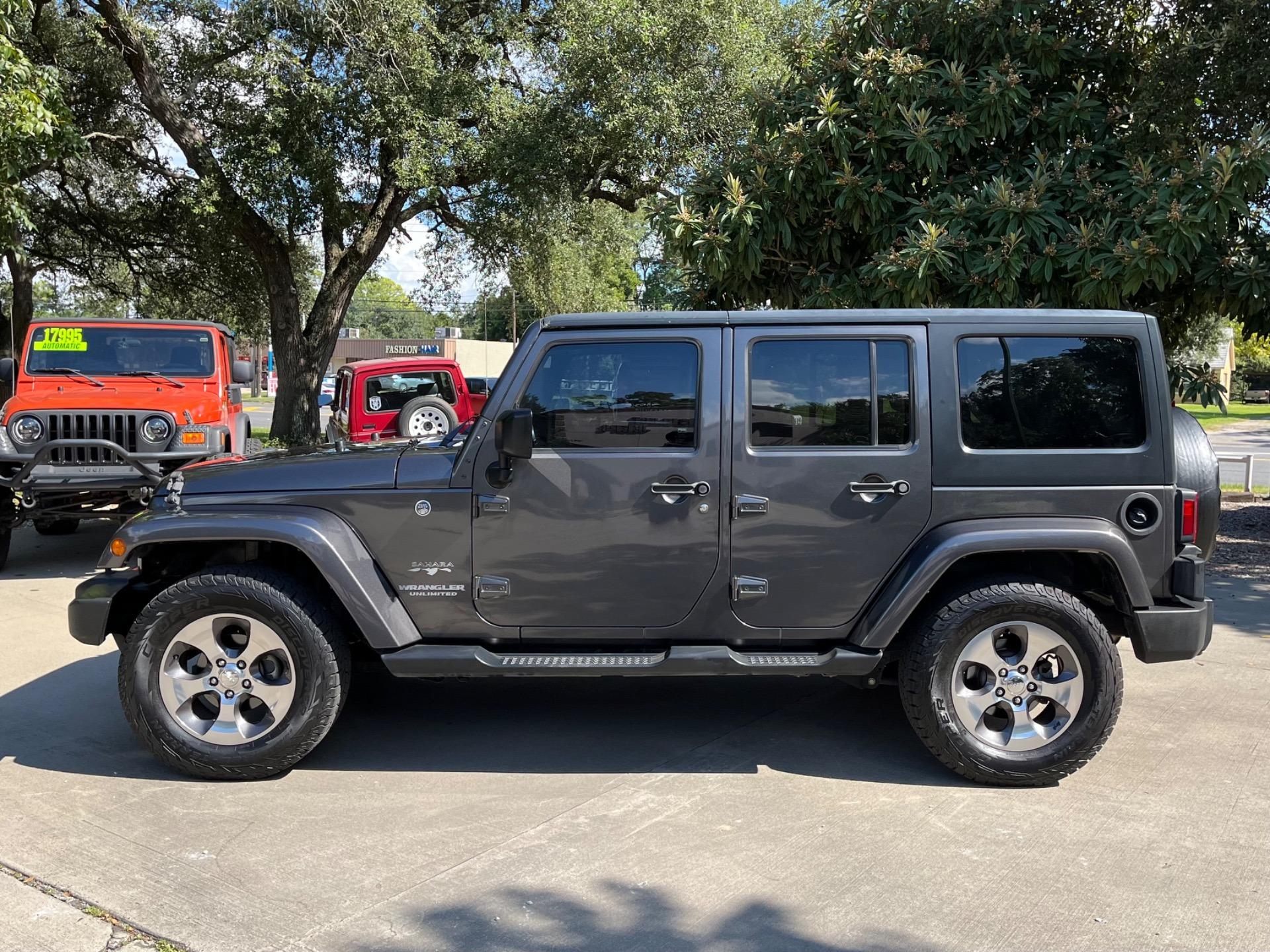 2017 Jeep Wrangler Unlimited Sahara - 5