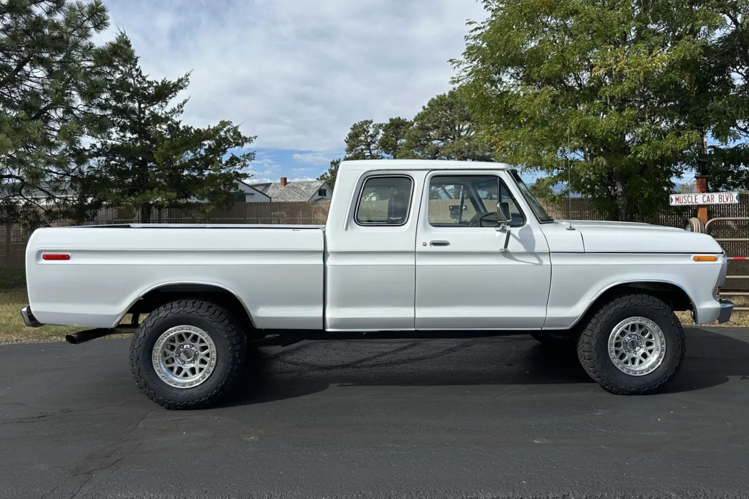 Modified 1975 Ford F-250 SuperCab 4×4