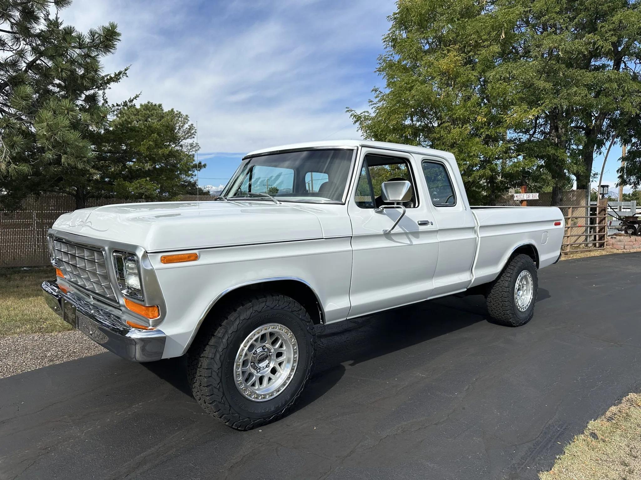 Modified 1975 Ford F-250 SuperCab 4×4 - 5