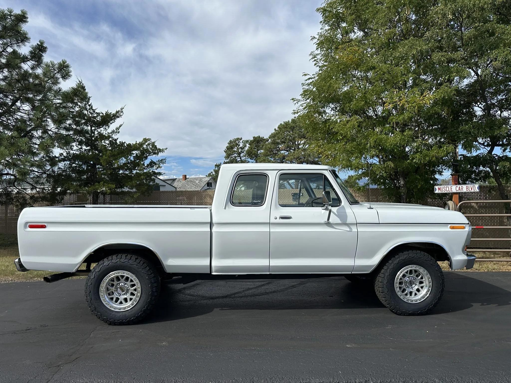 Modified 1975 Ford F-250 SuperCab 4×4