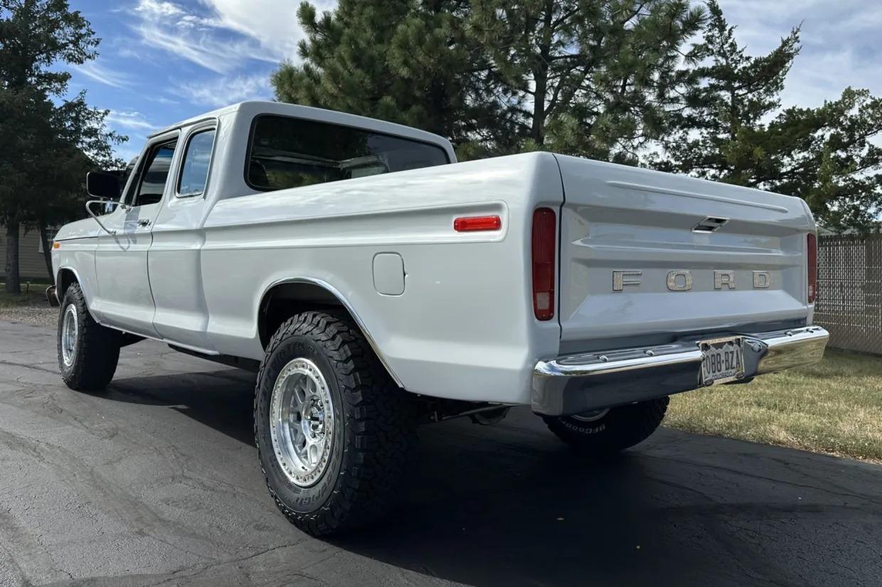 Modified 1975 Ford F-250 SuperCab 4×4 - 4