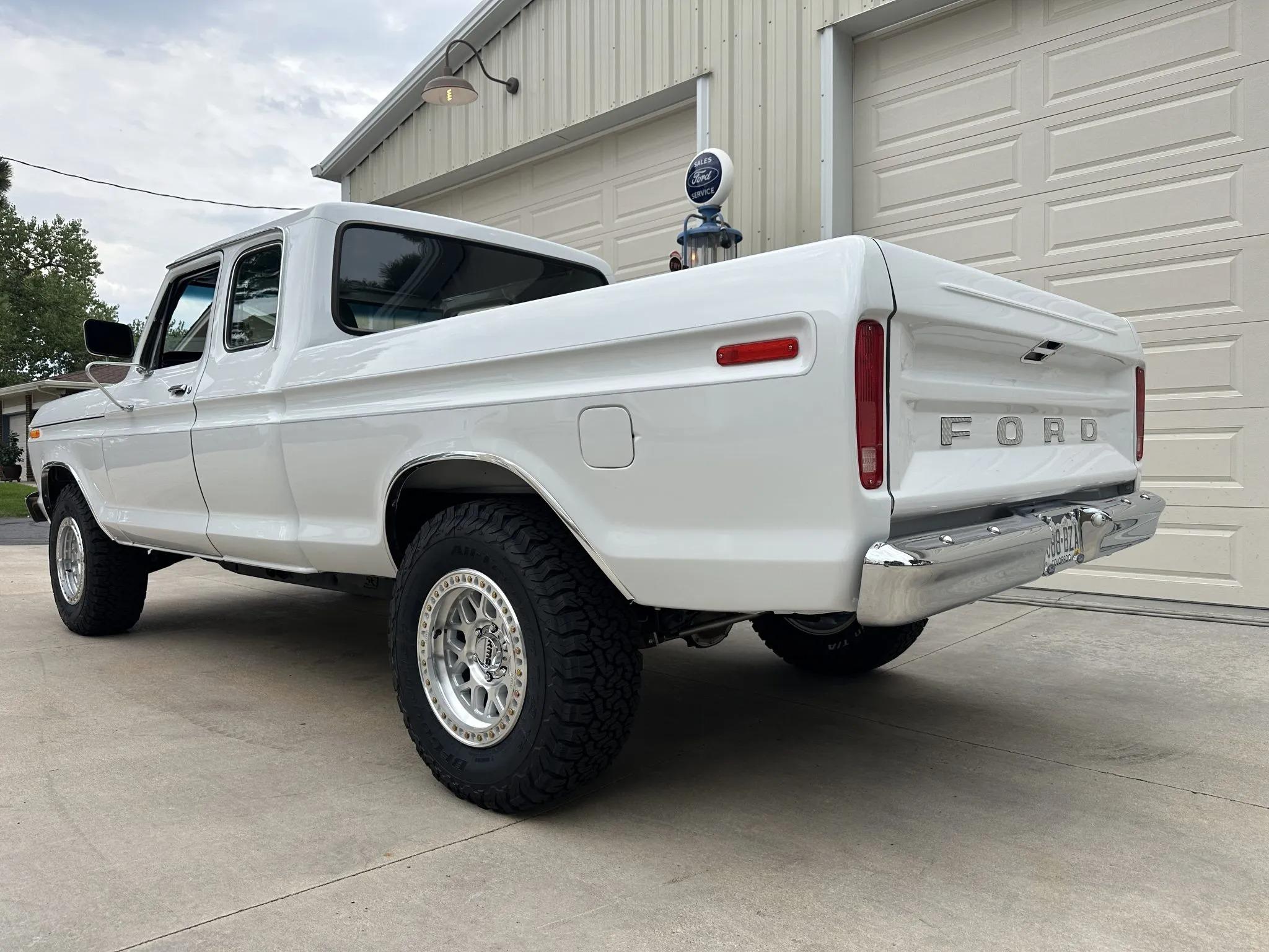 Modified 1975 Ford F-250 SuperCab 4×4