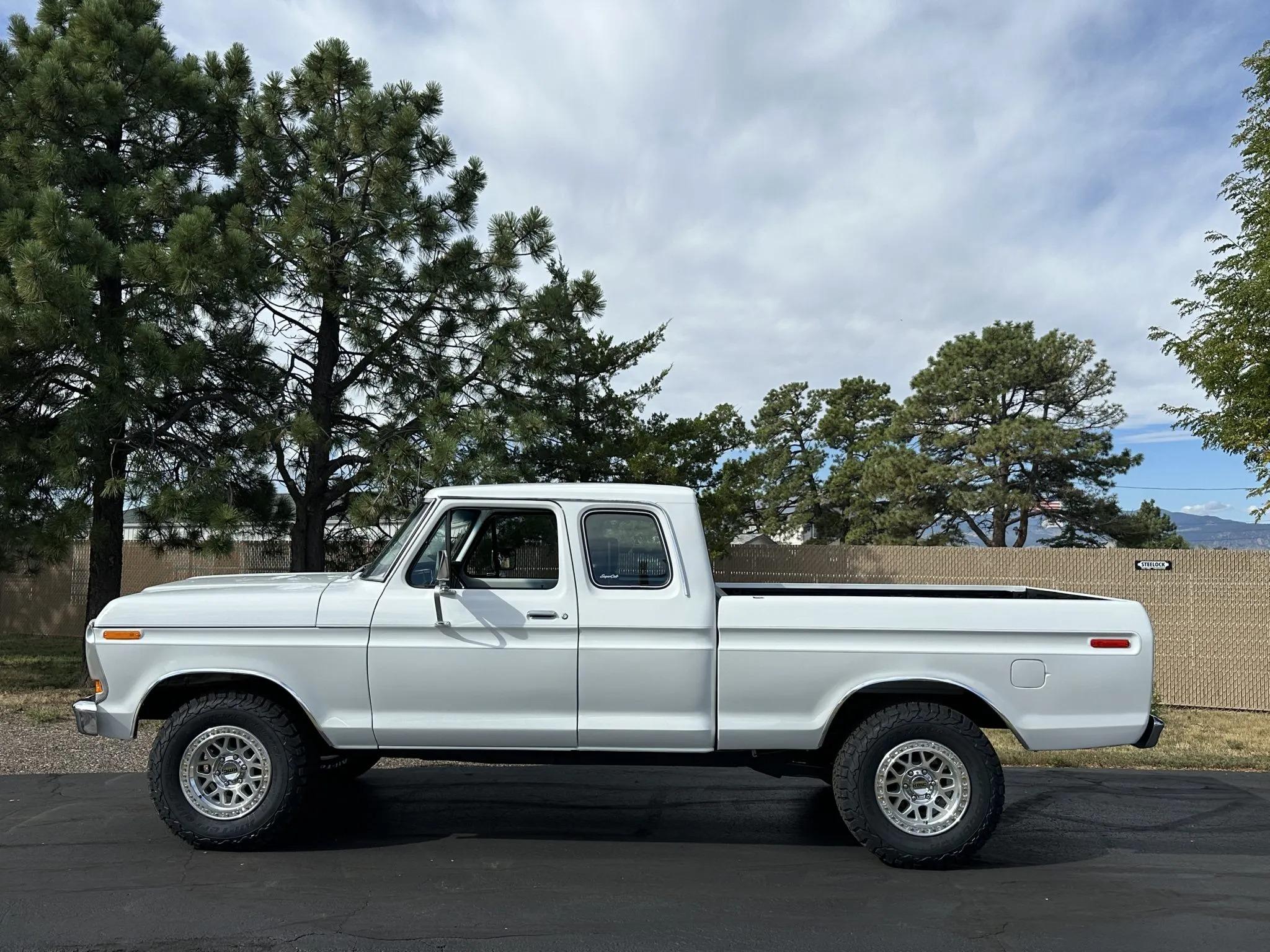Modified 1975 Ford F-250 SuperCab 4×4