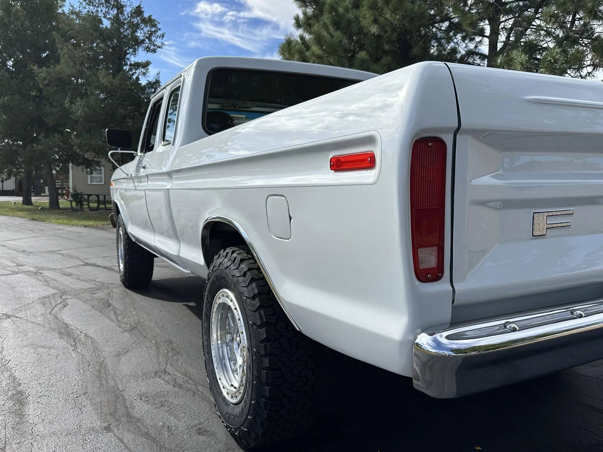 Modified 1975 Ford F-250 SuperCab 4×4