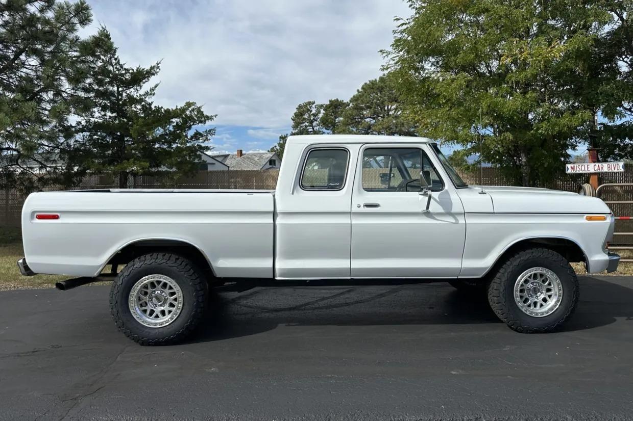 Modified 1975 Ford F-250 SuperCab 4×4 - 2