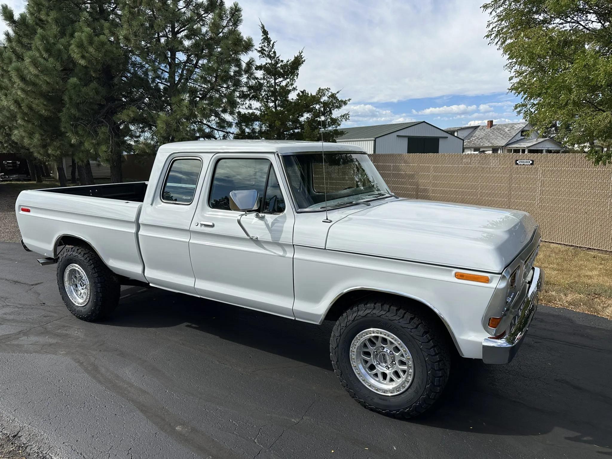 Modified 1975 Ford F-250 SuperCab 4×4