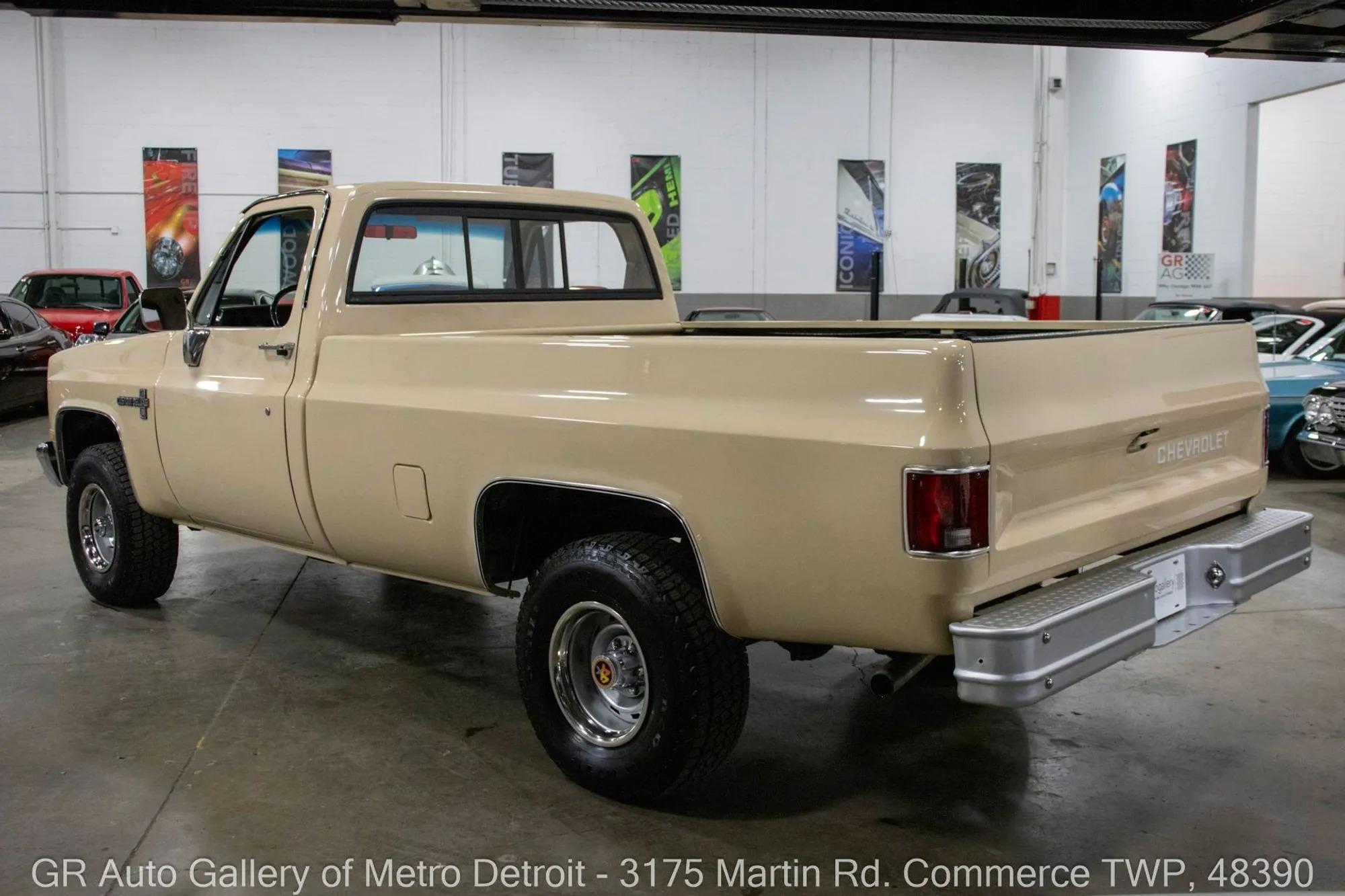 1987 Chevrolet R/V 10 Series V10 - 2