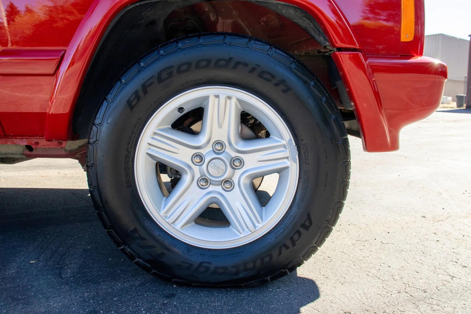 13k Mile 2001 Jeep Cherokee Limited