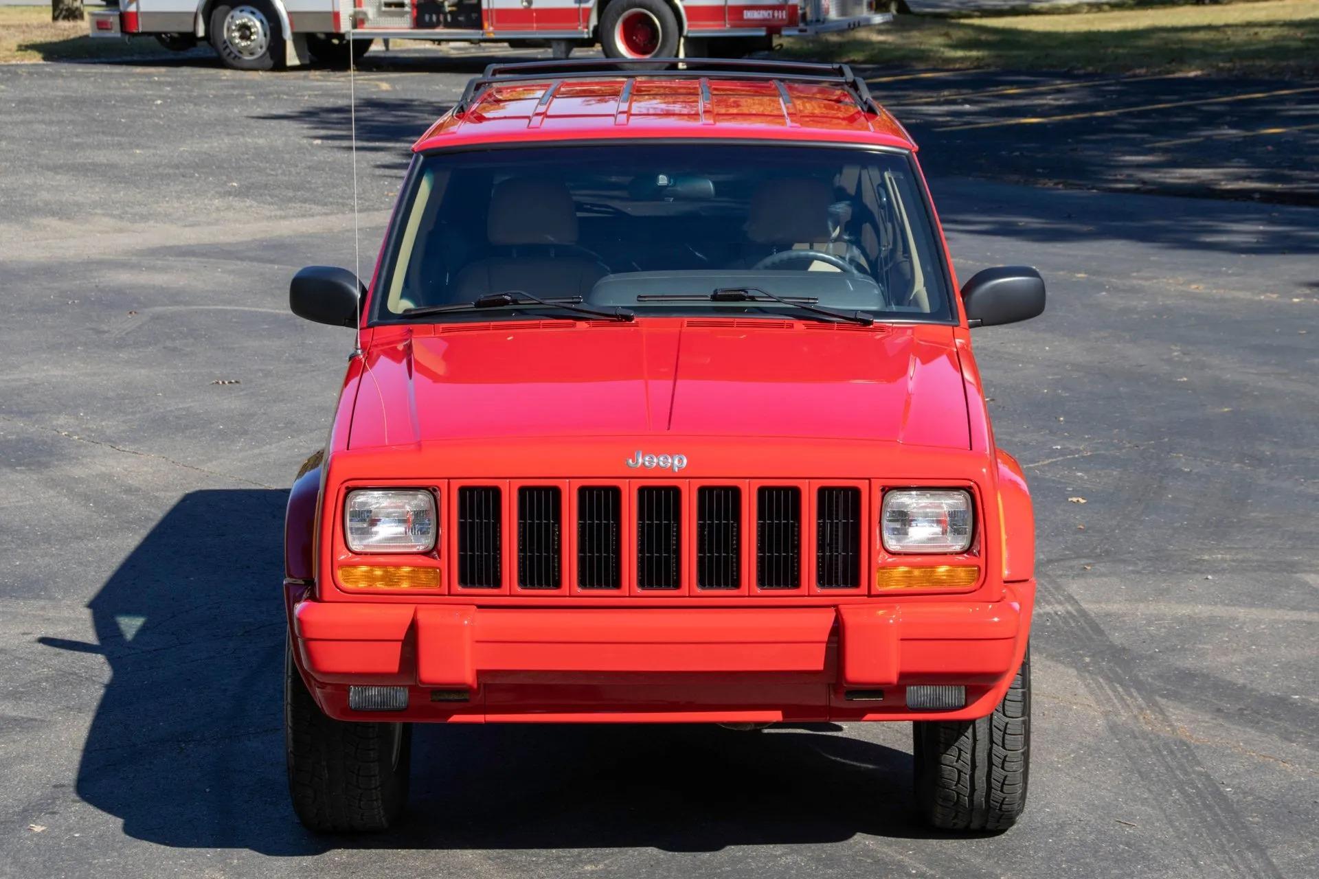 13k Mile 2001 Jeep Cherokee Limited