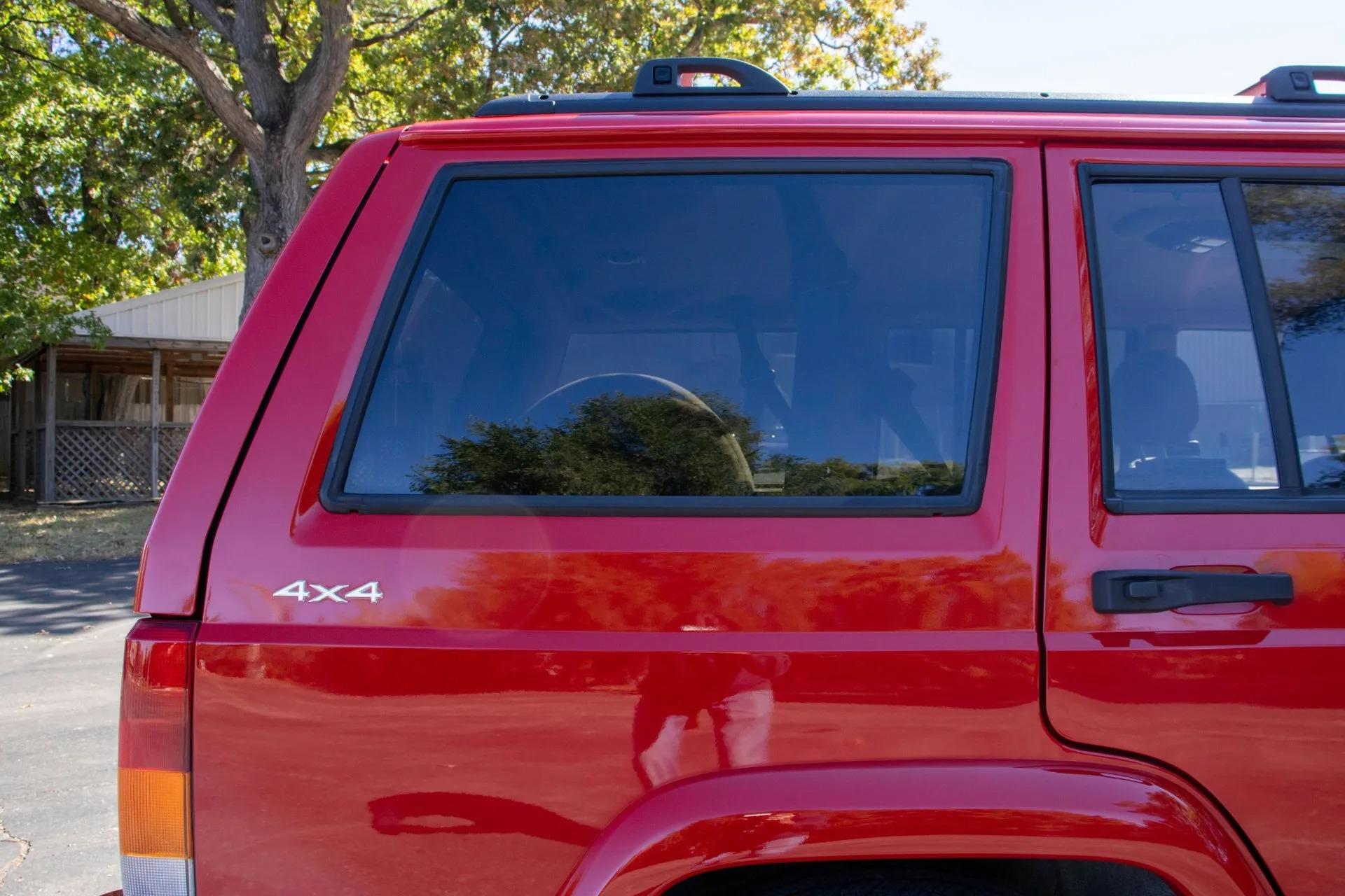 13k Mile 2001 Jeep Cherokee Limited