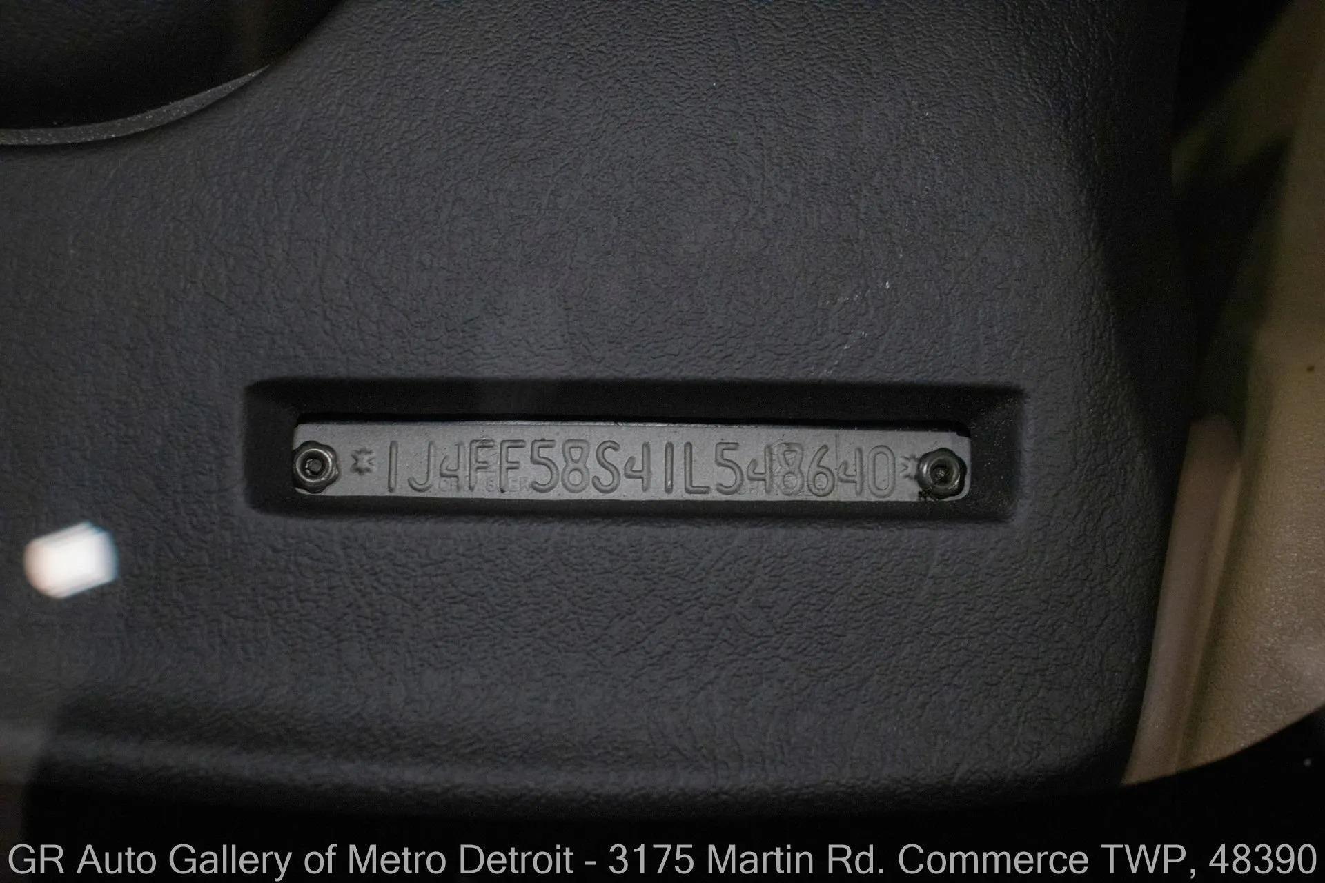 13k Mile 2001 Jeep Cherokee Limited