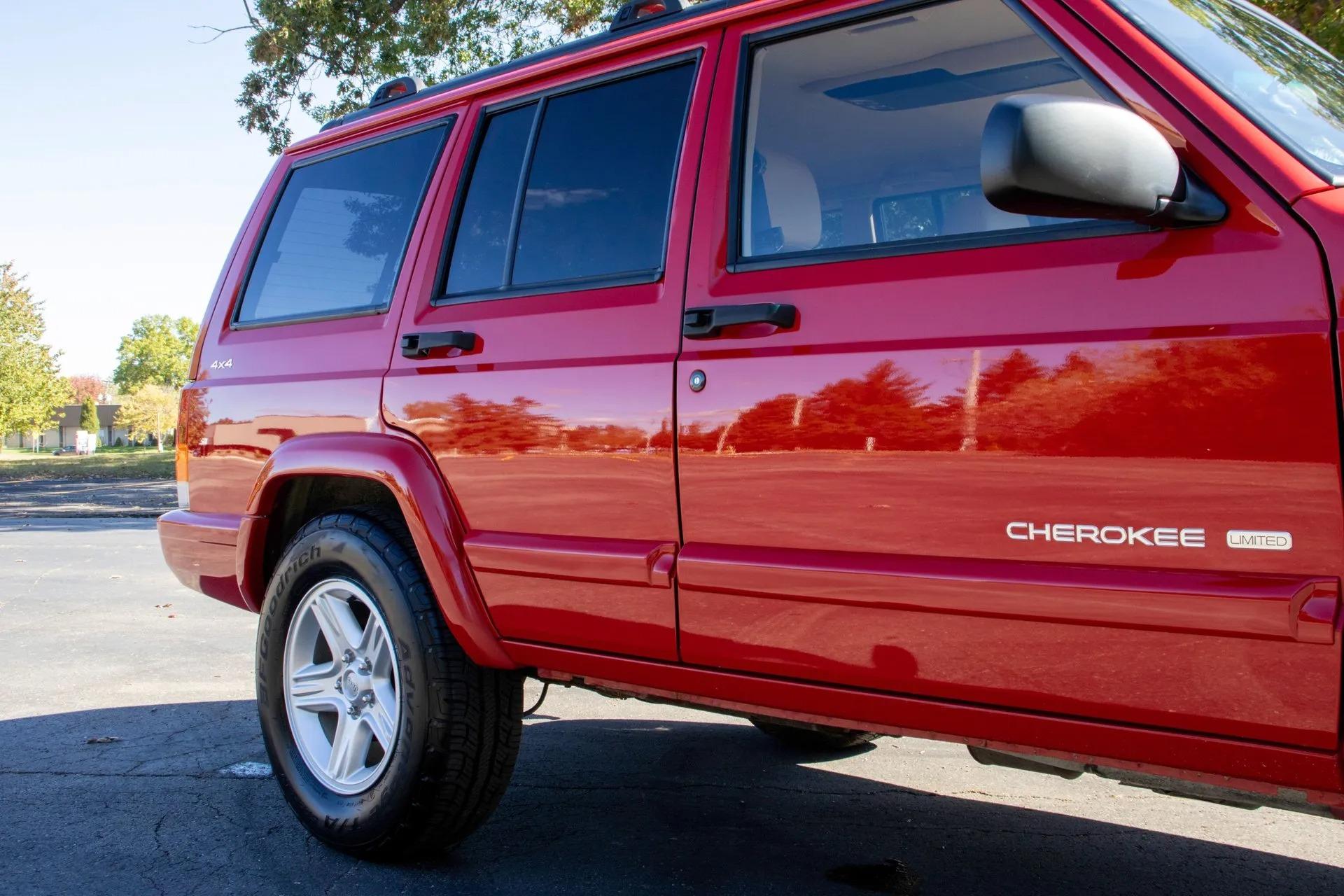13k Mile 2001 Jeep Cherokee Limited