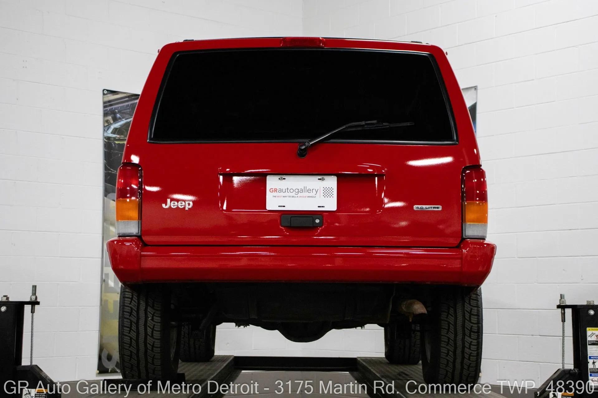 13k Mile 2001 Jeep Cherokee Limited