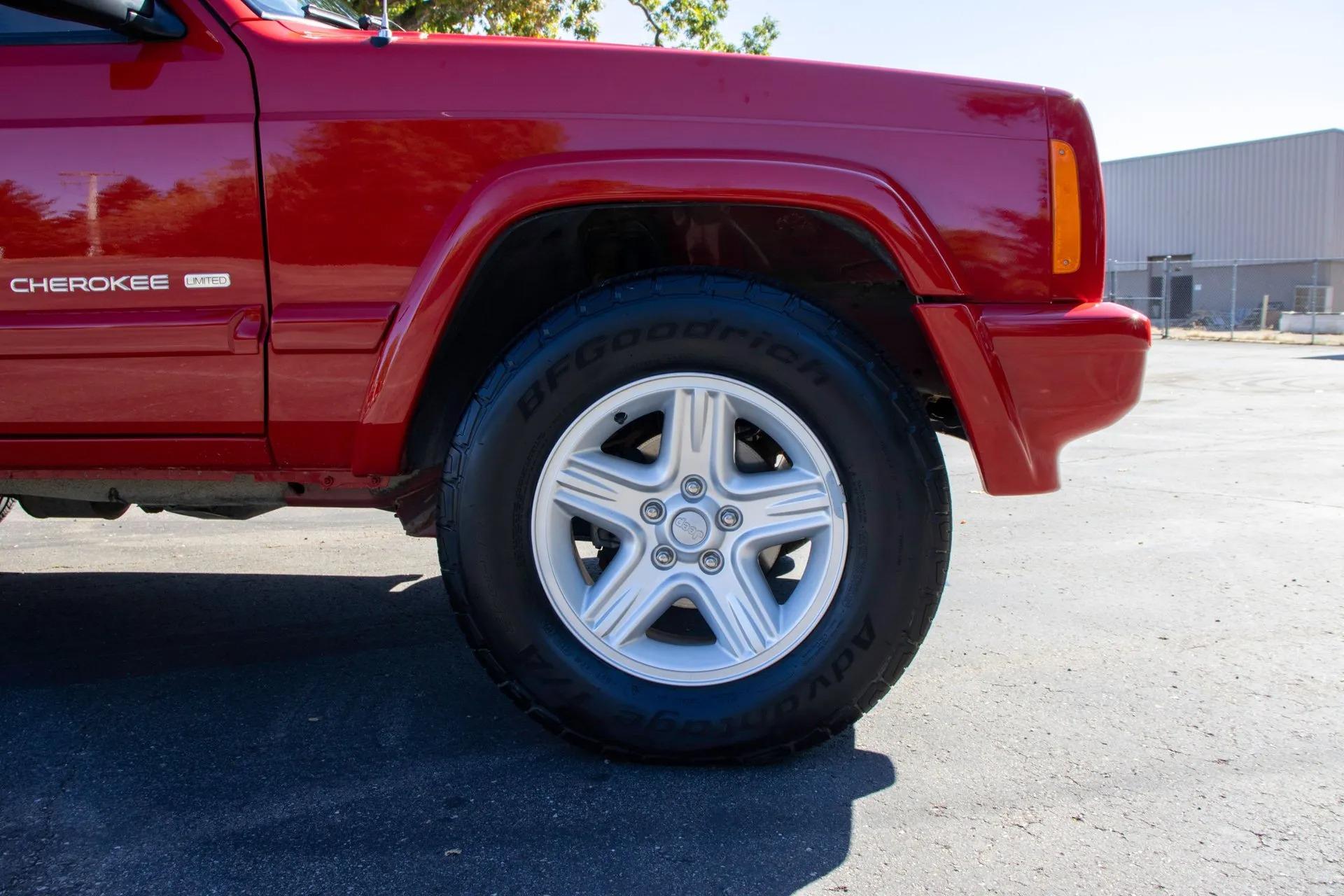 13k Mile 2001 Jeep Cherokee Limited