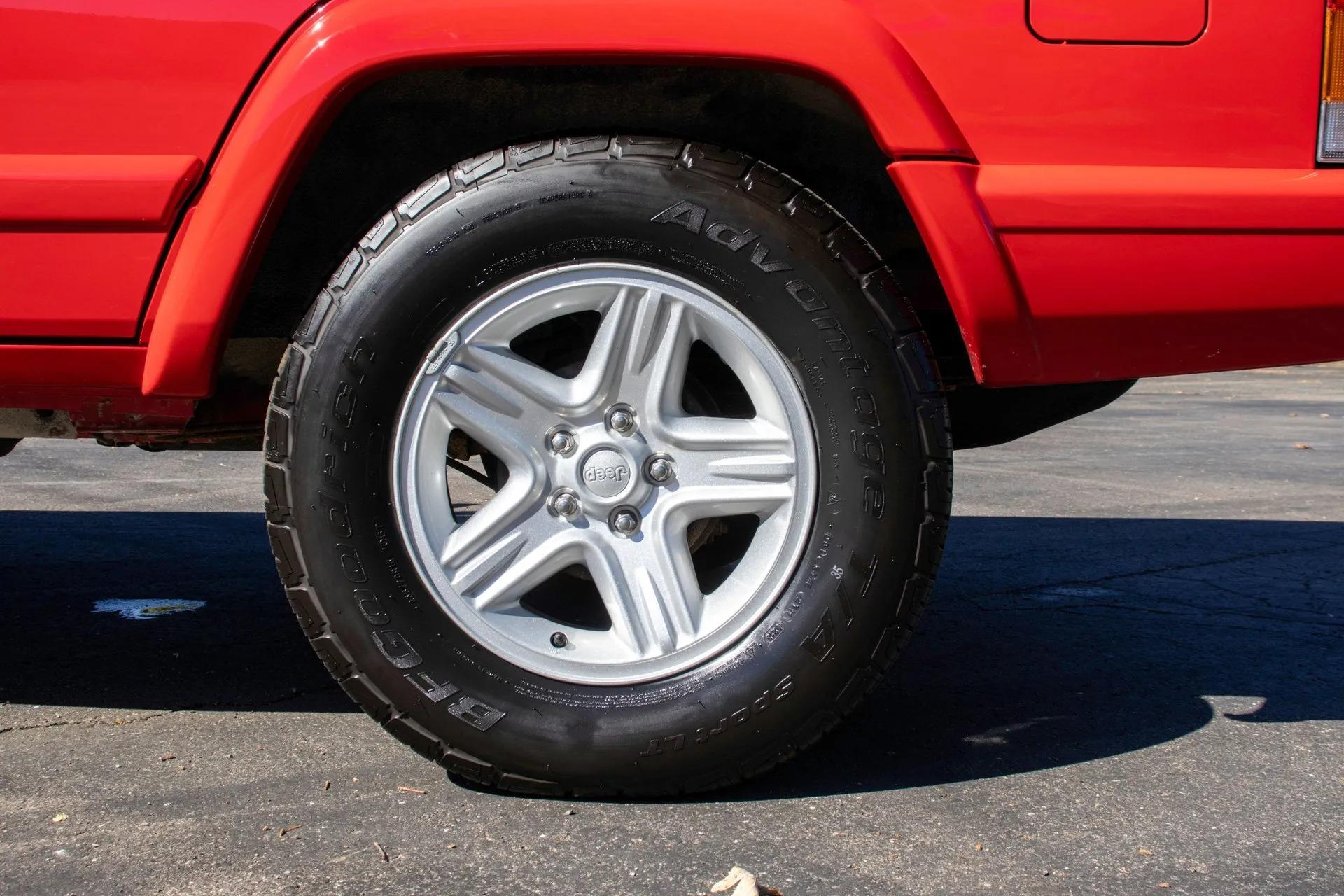13k Mile 2001 Jeep Cherokee Limited