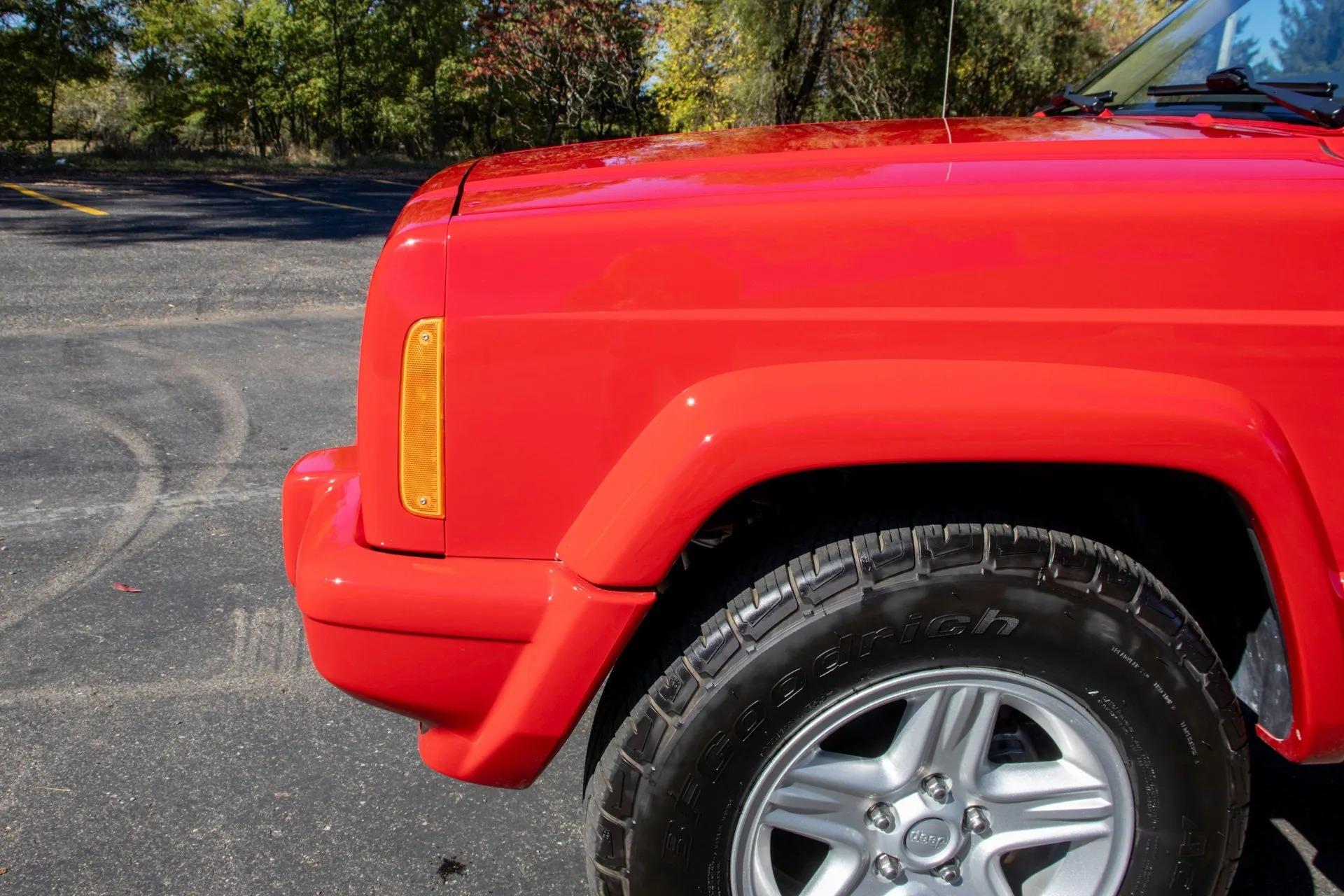13k Mile 2001 Jeep Cherokee Limited