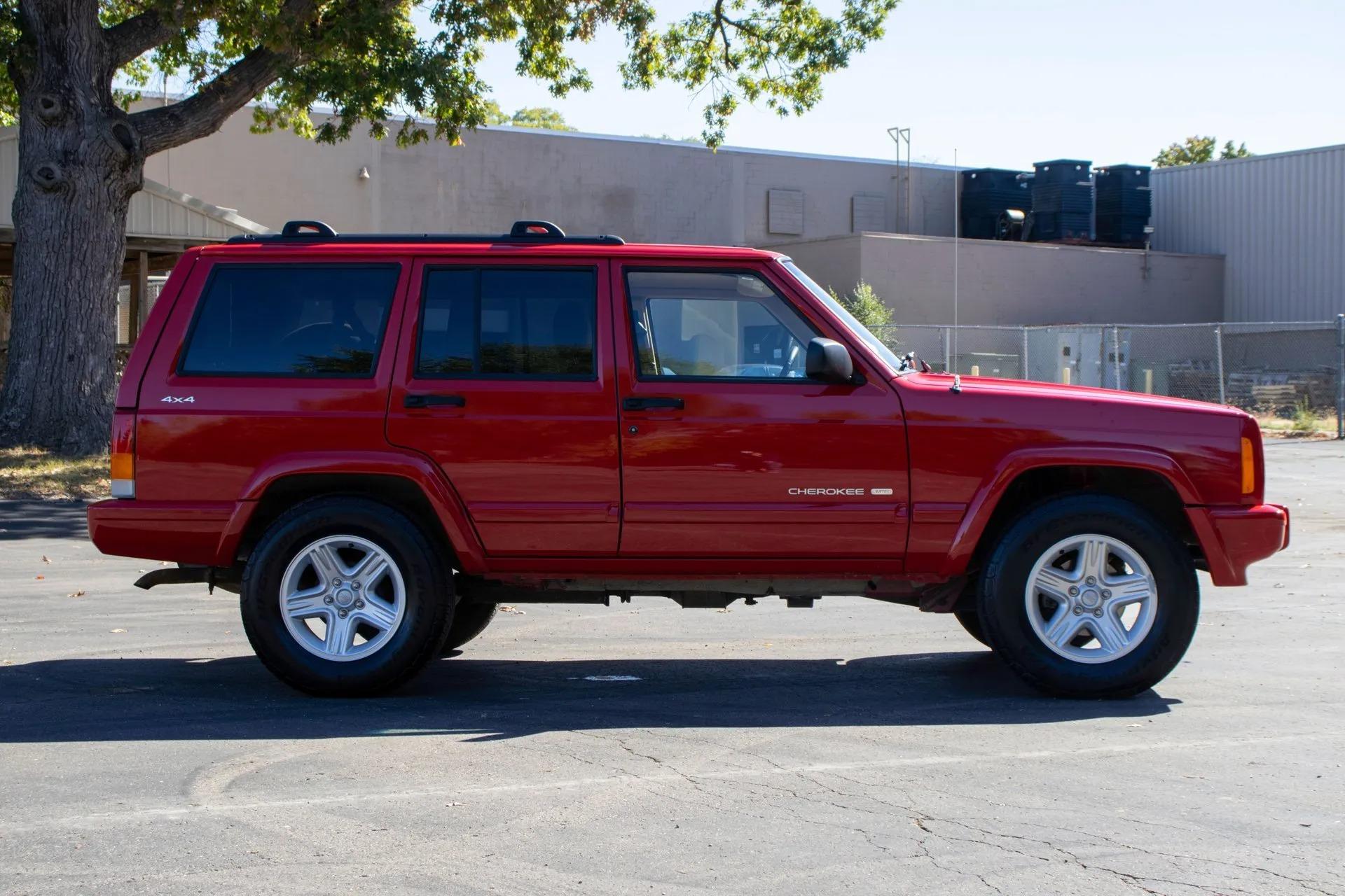 13k Mile 2001 Jeep Cherokee Limited