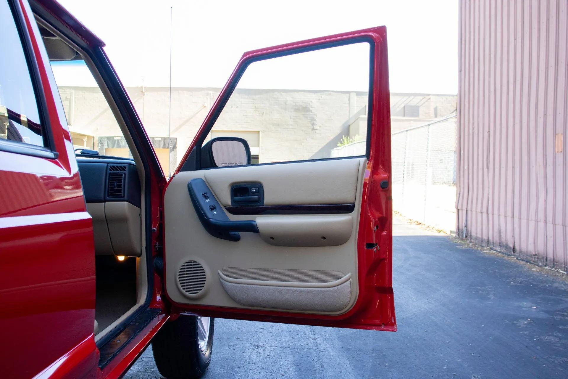 13k Mile 2001 Jeep Cherokee Limited