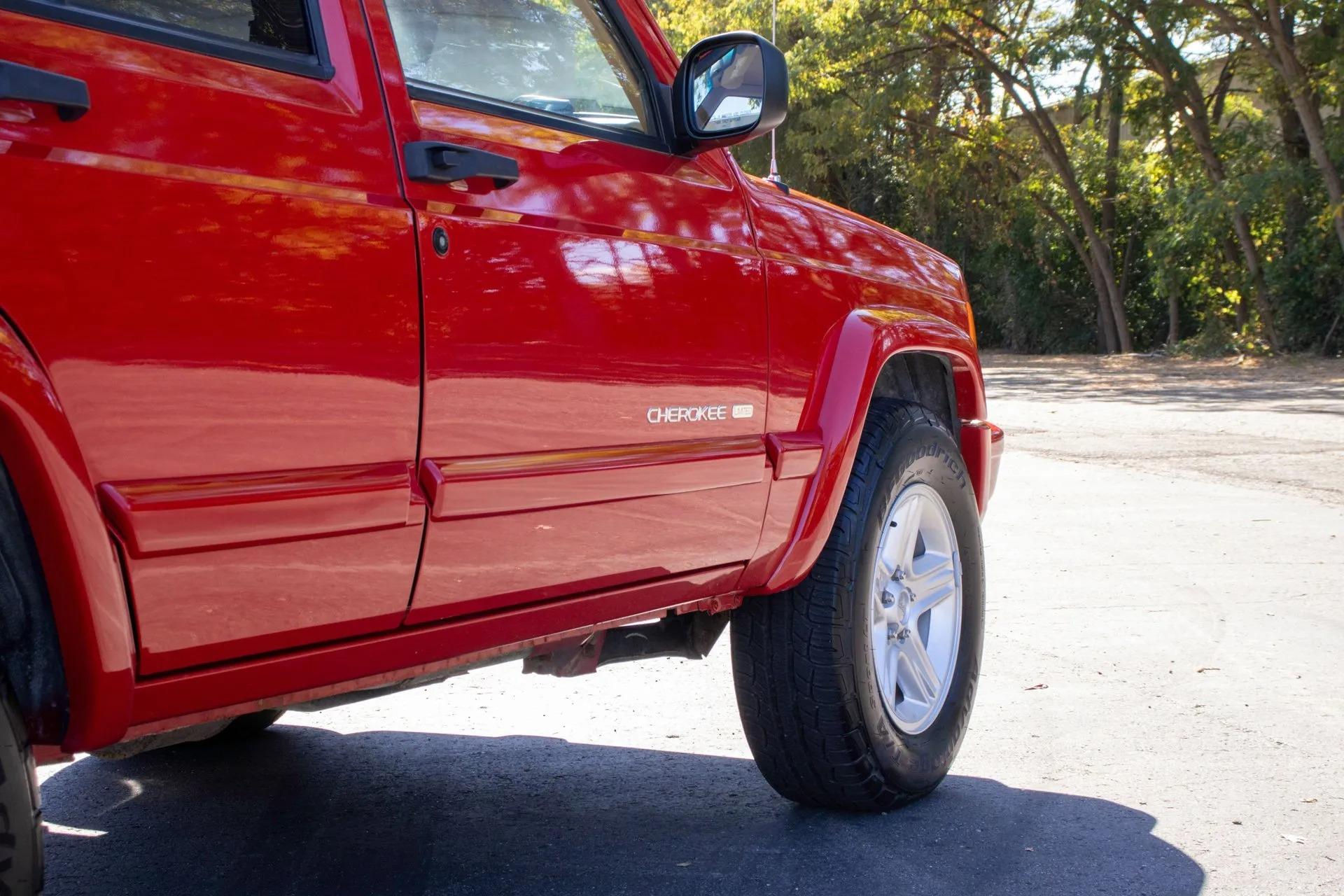 13k Mile 2001 Jeep Cherokee Limited