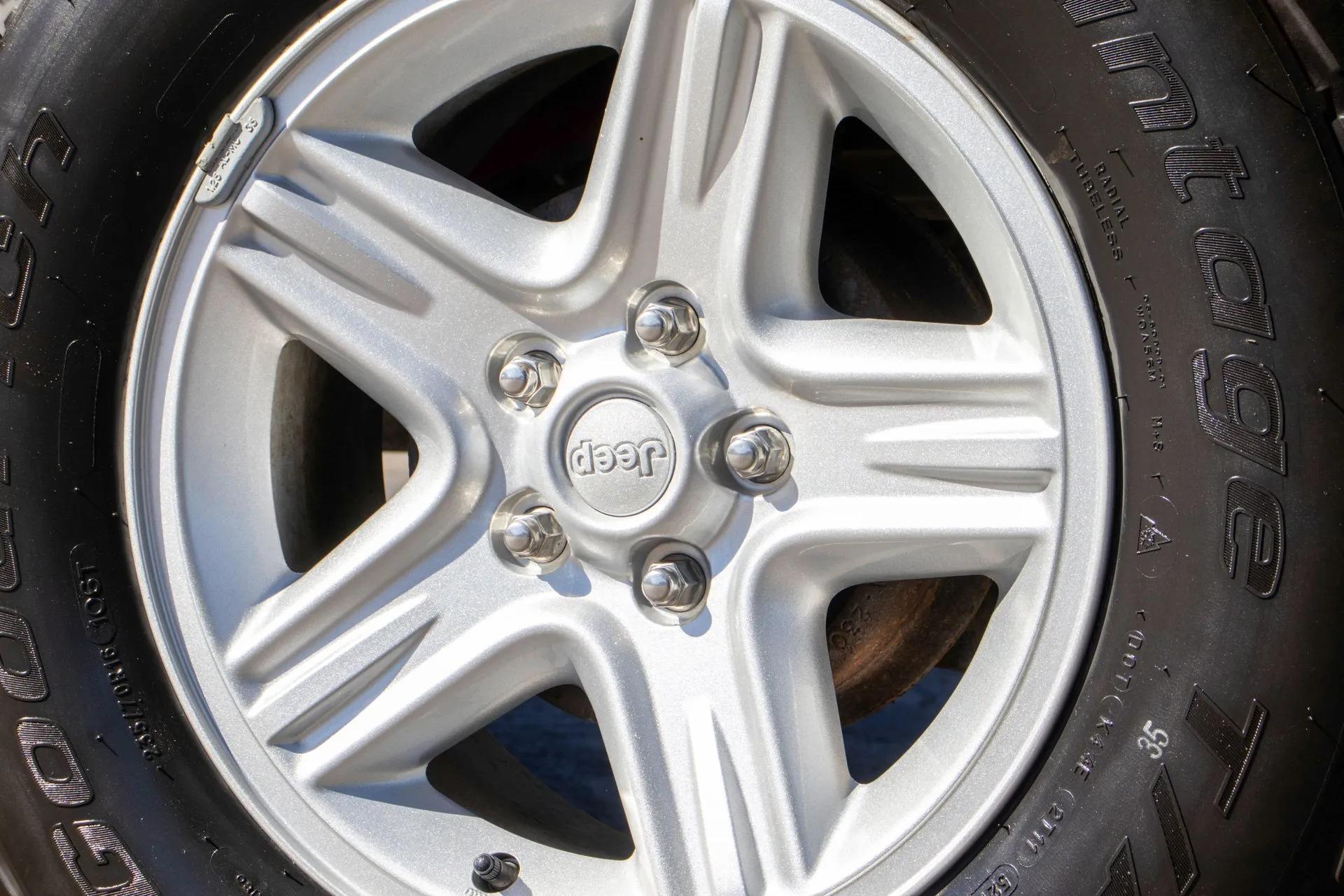 13k Mile 2001 Jeep Cherokee Limited