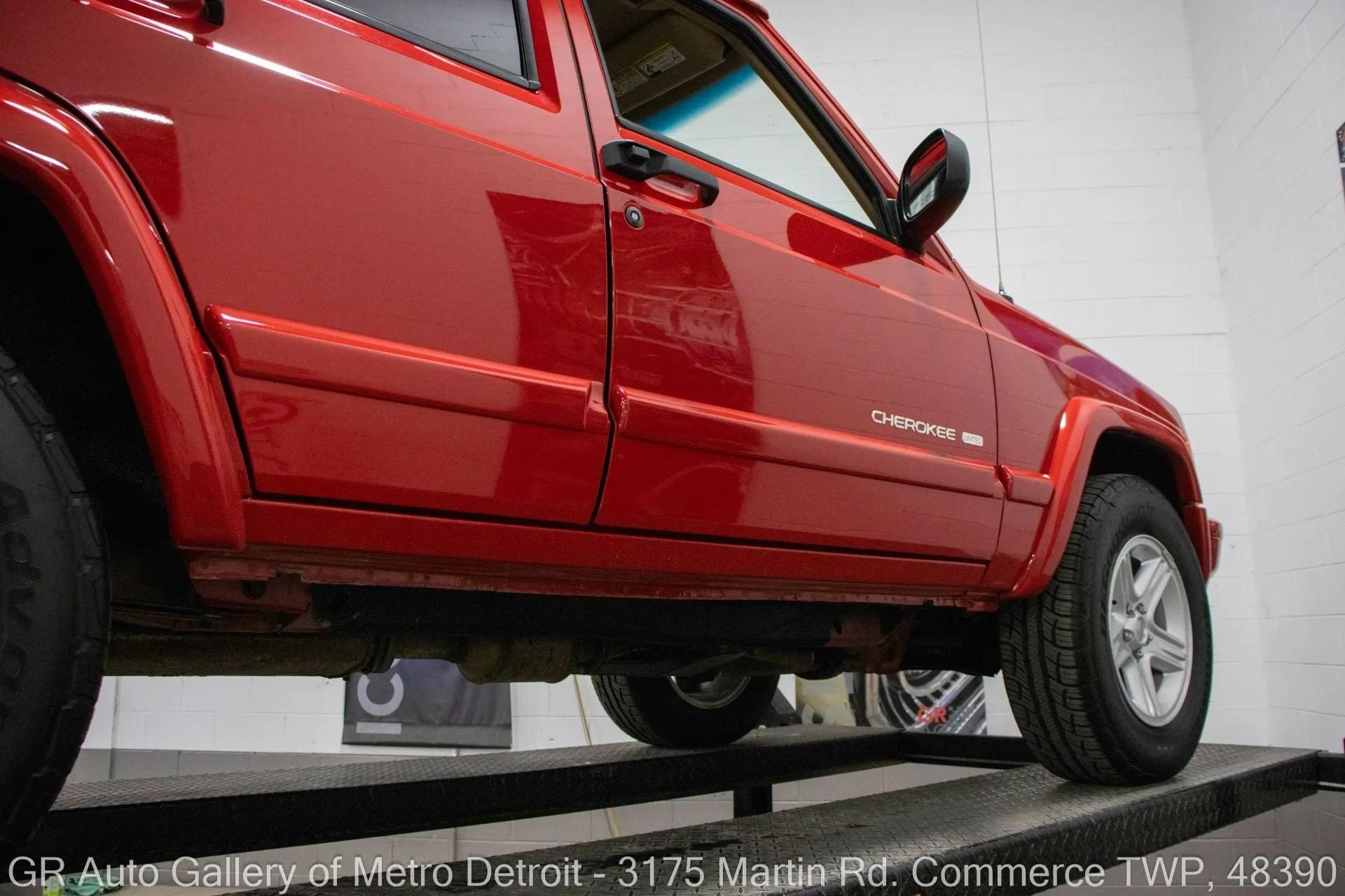 13k Mile 2001 Jeep Cherokee Limited