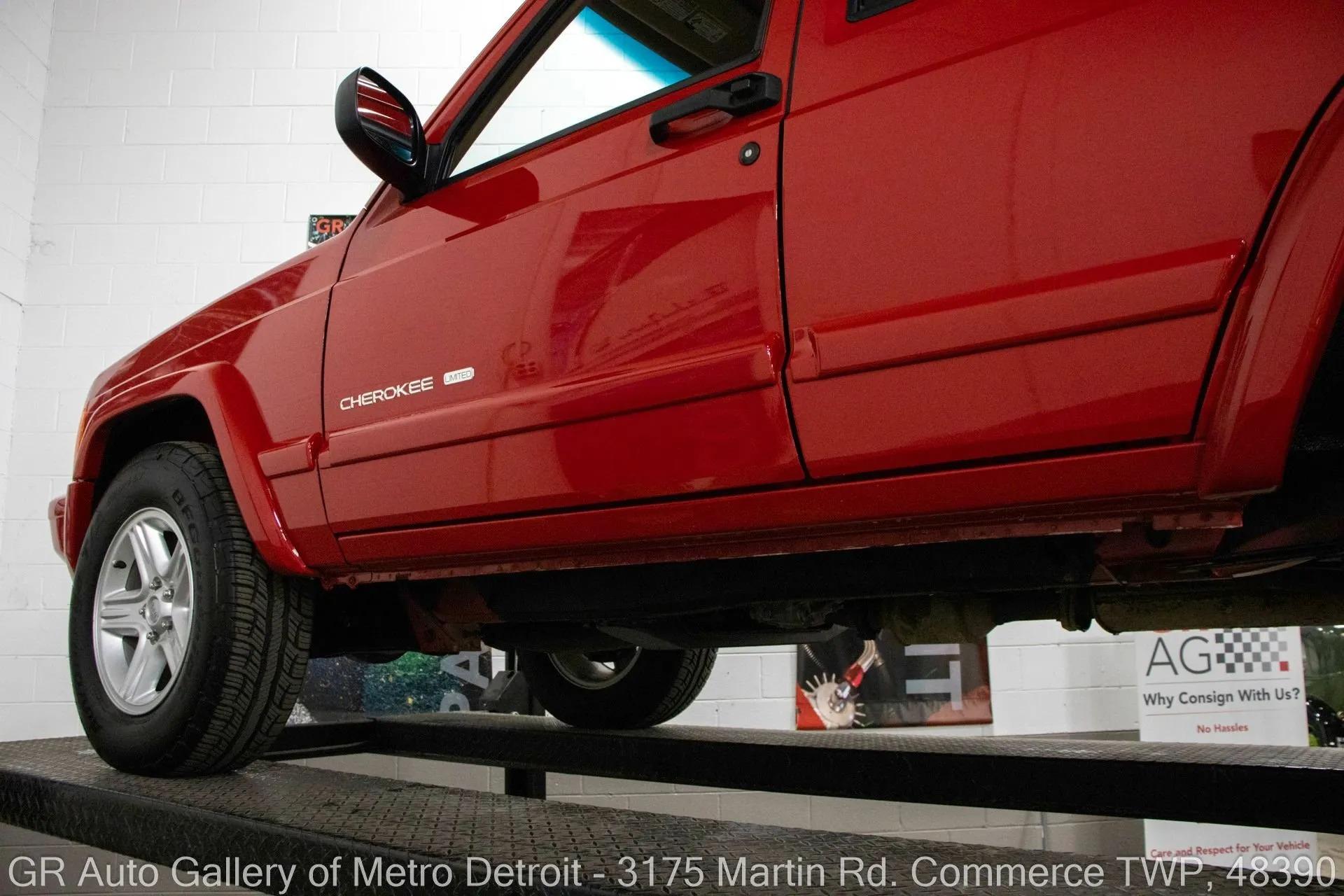 13k Mile 2001 Jeep Cherokee Limited