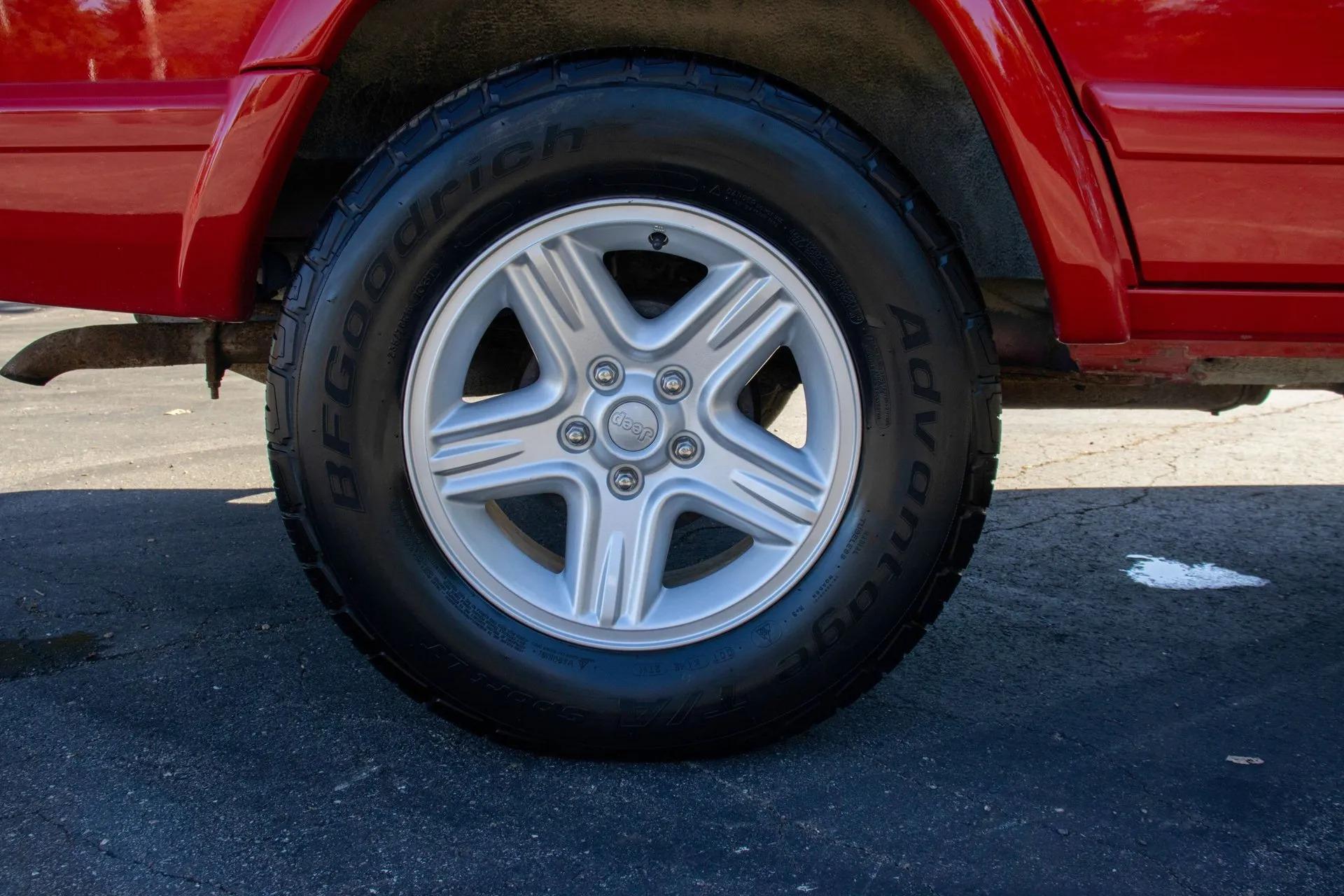 13k Mile 2001 Jeep Cherokee Limited