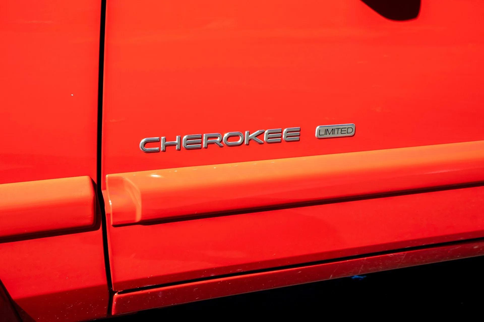 13k Mile 2001 Jeep Cherokee Limited