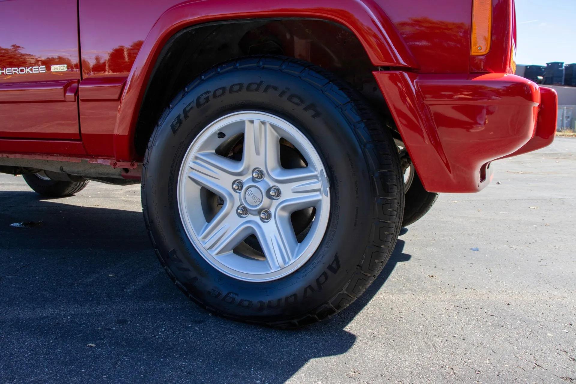 13k Mile 2001 Jeep Cherokee Limited