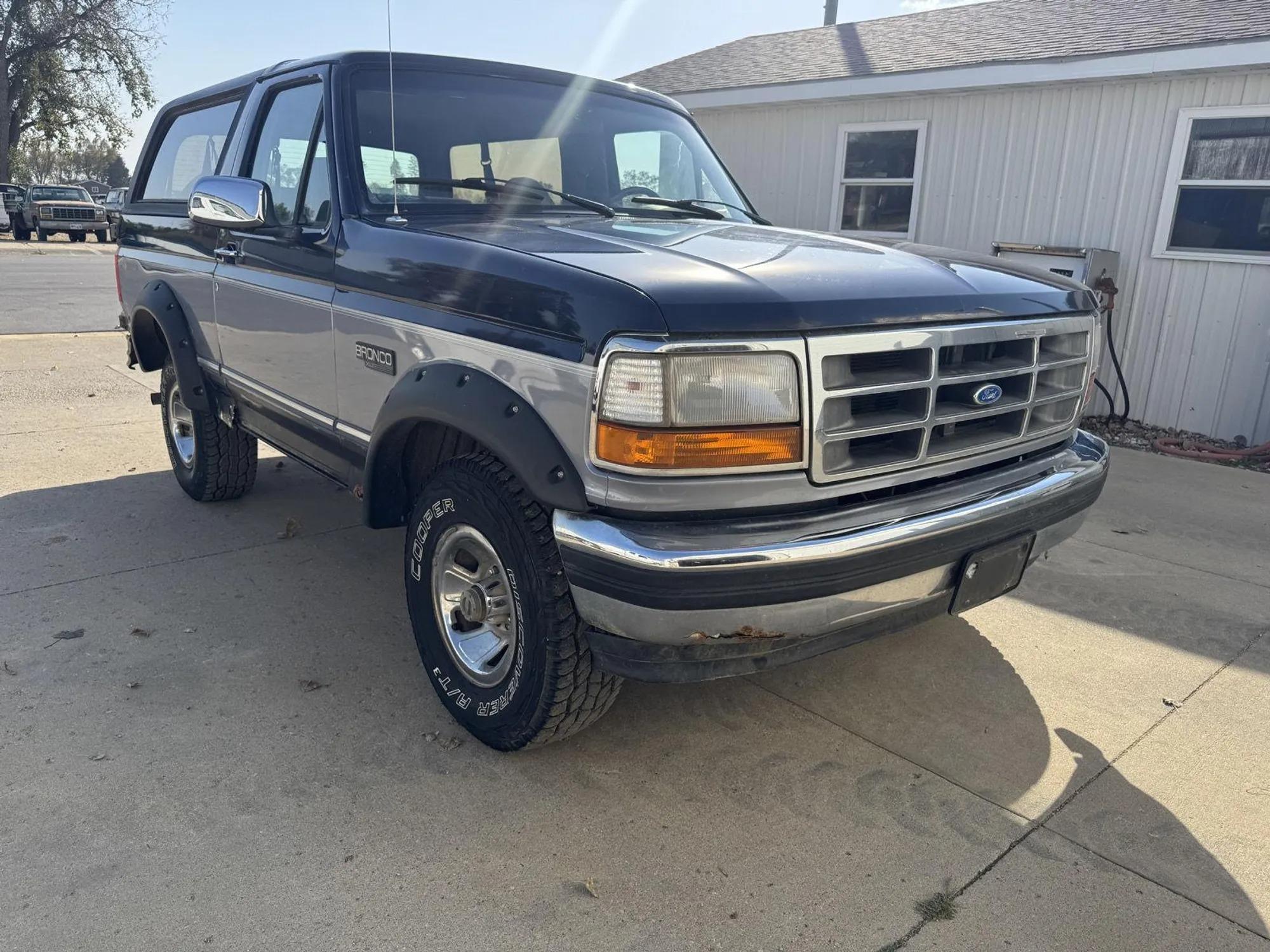 1995 Ford Bronco XLT - 2