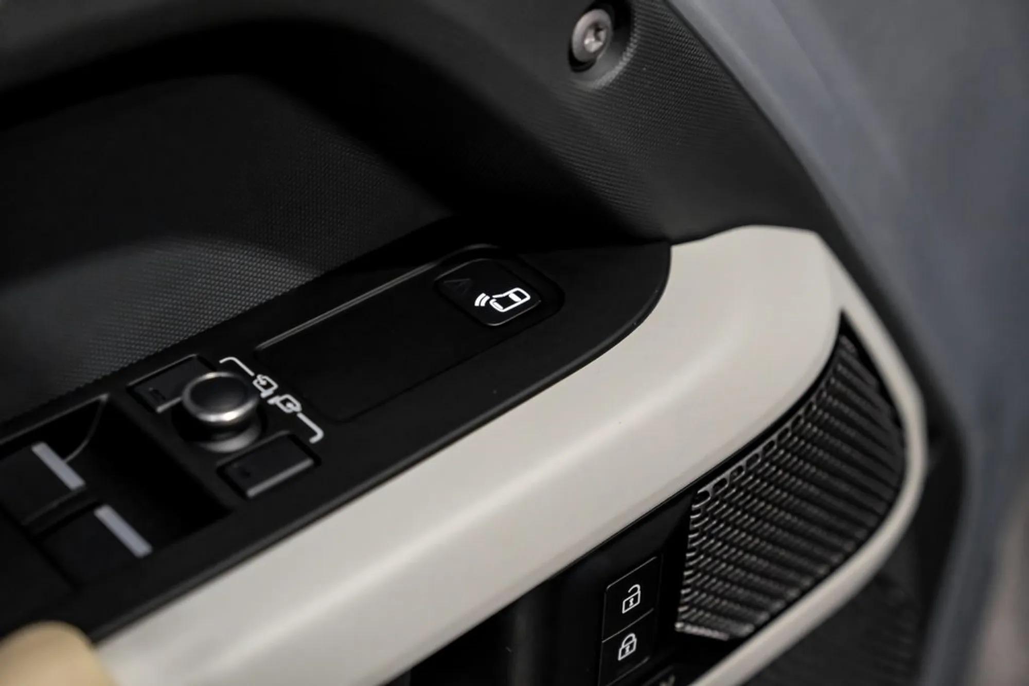 2022 Land Rover Defender 90 X-Dynamic S