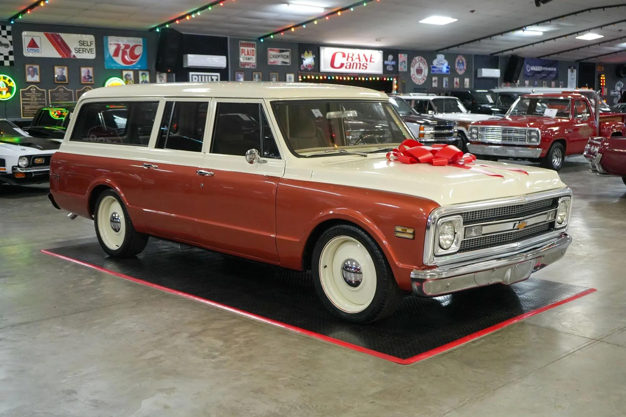 1969 Chevrolet Suburban - 3