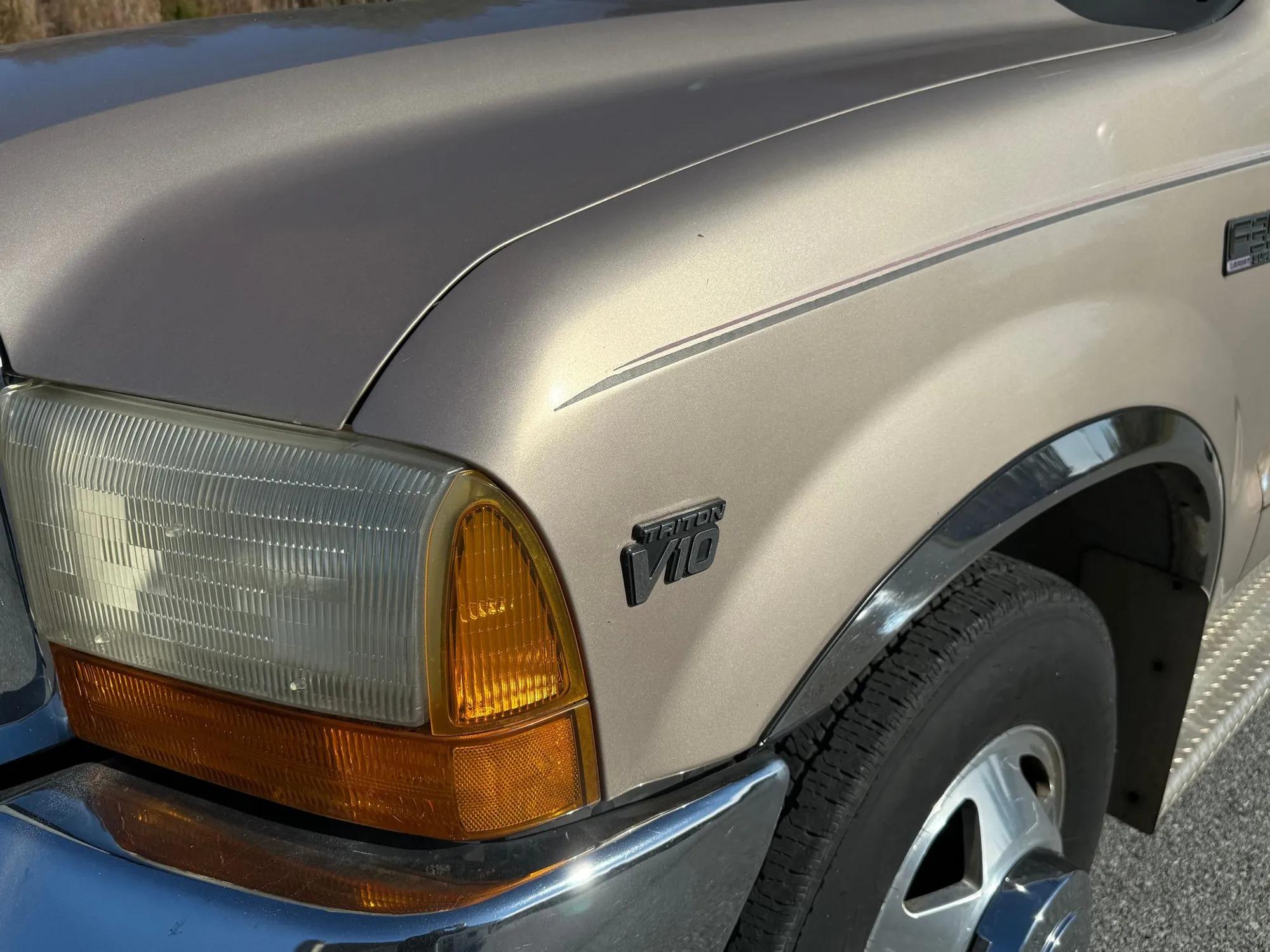 V10-Powered 1999 Ford F=350 Super Duty