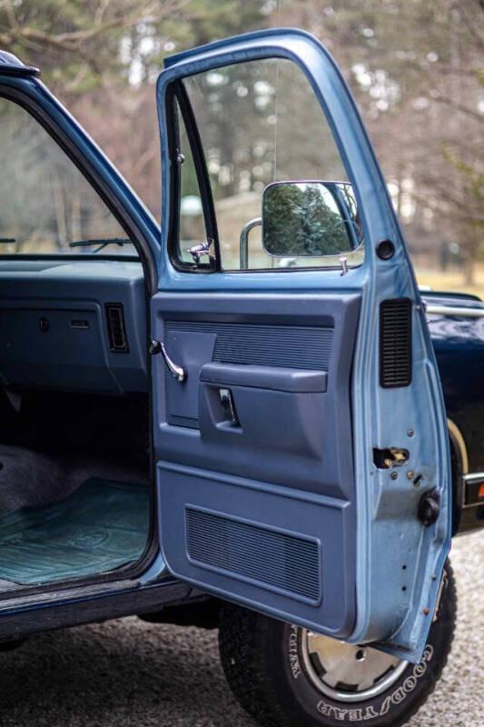 37k-Mile 1988 Dodge Power Ram W100 4×4