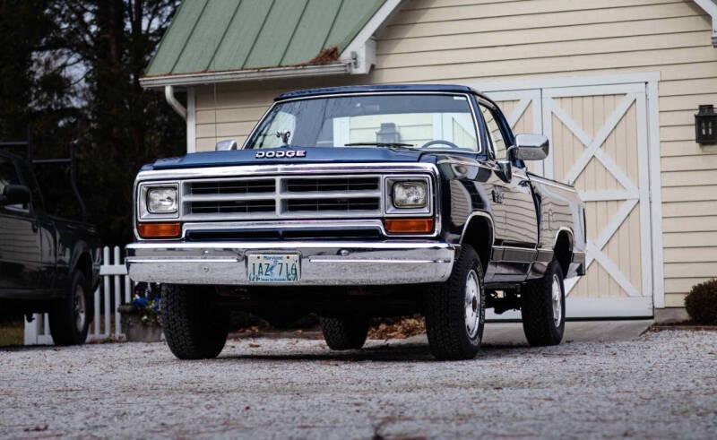 37k-Mile 1988 Dodge Power Ram W100 4×4 - 4